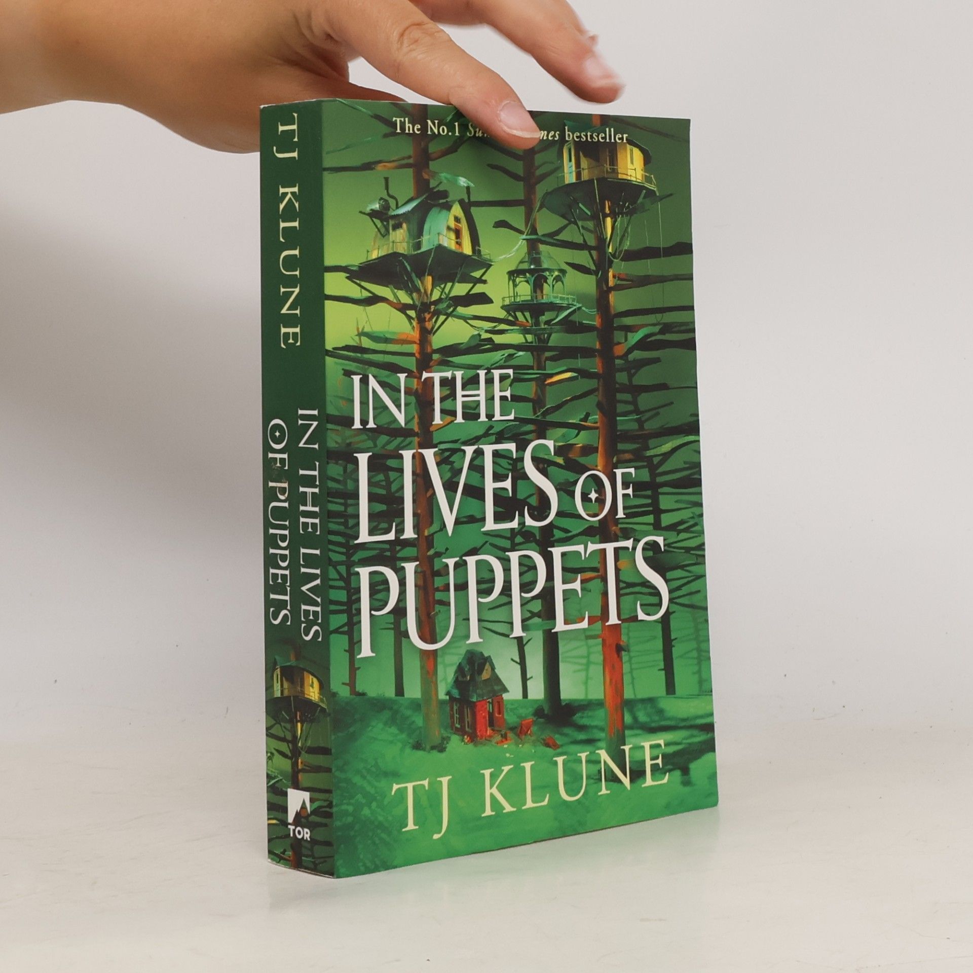 T. J. Klune In the Lives of Puppets: A No. 1 Sunday Times bestseller and ultimate cosy adventure