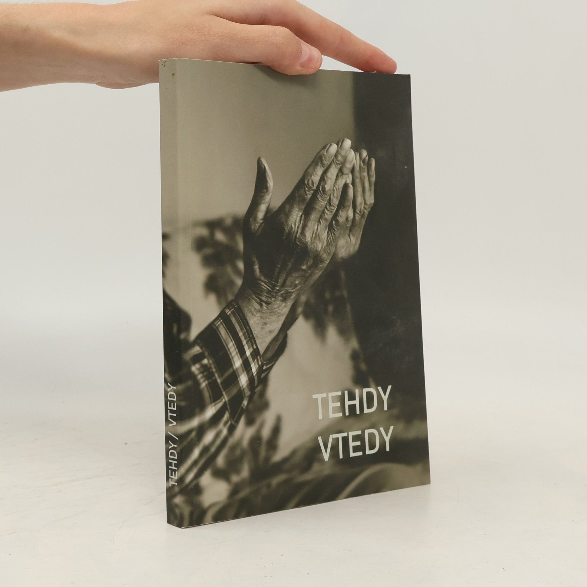 Kolektiv autorů Tehdy = Vtedy : paměti (ne)obyčejných lidí z Kútů (SK) a Tvarožné Lhoty (CZ)