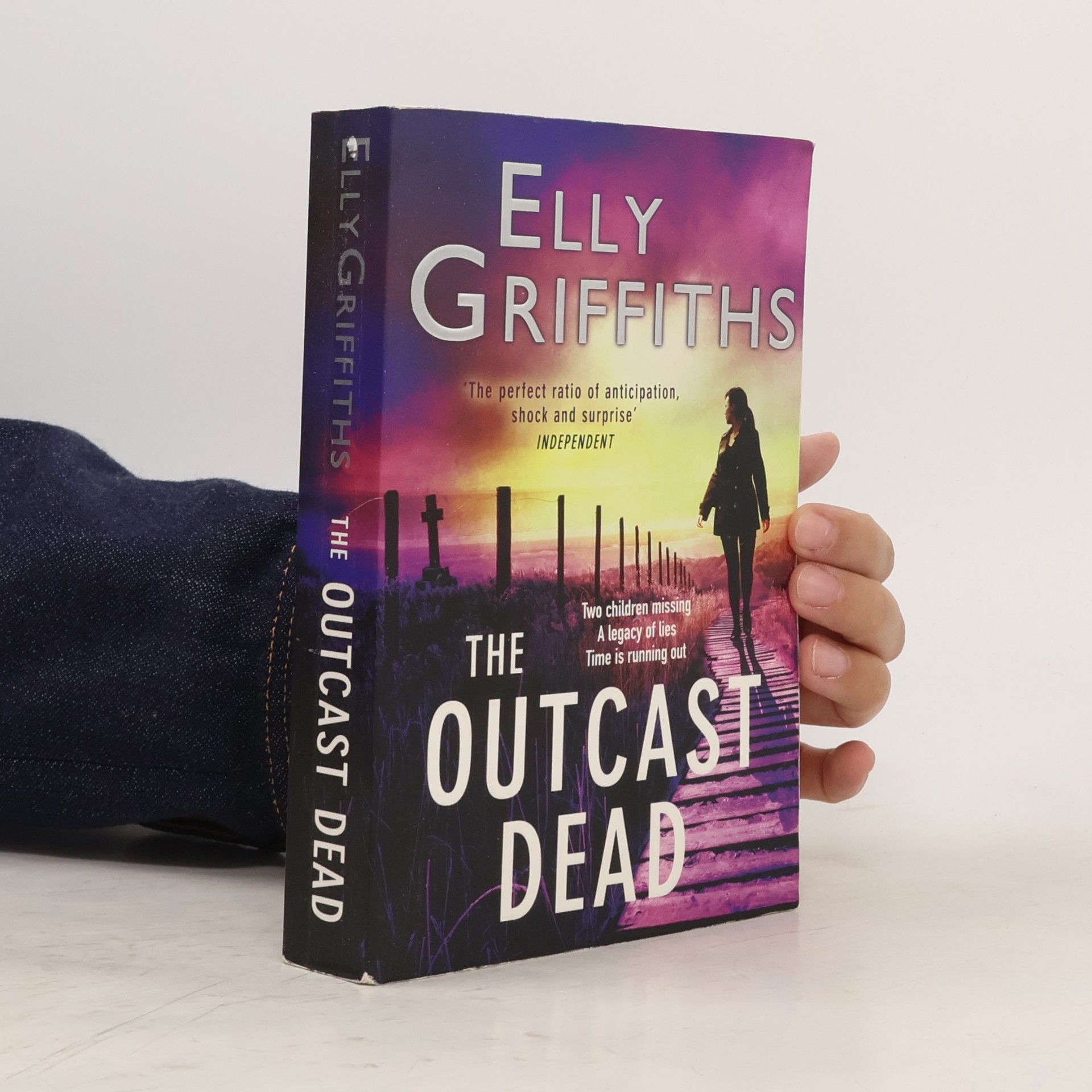 Elly Griffiths The Outcast Dead