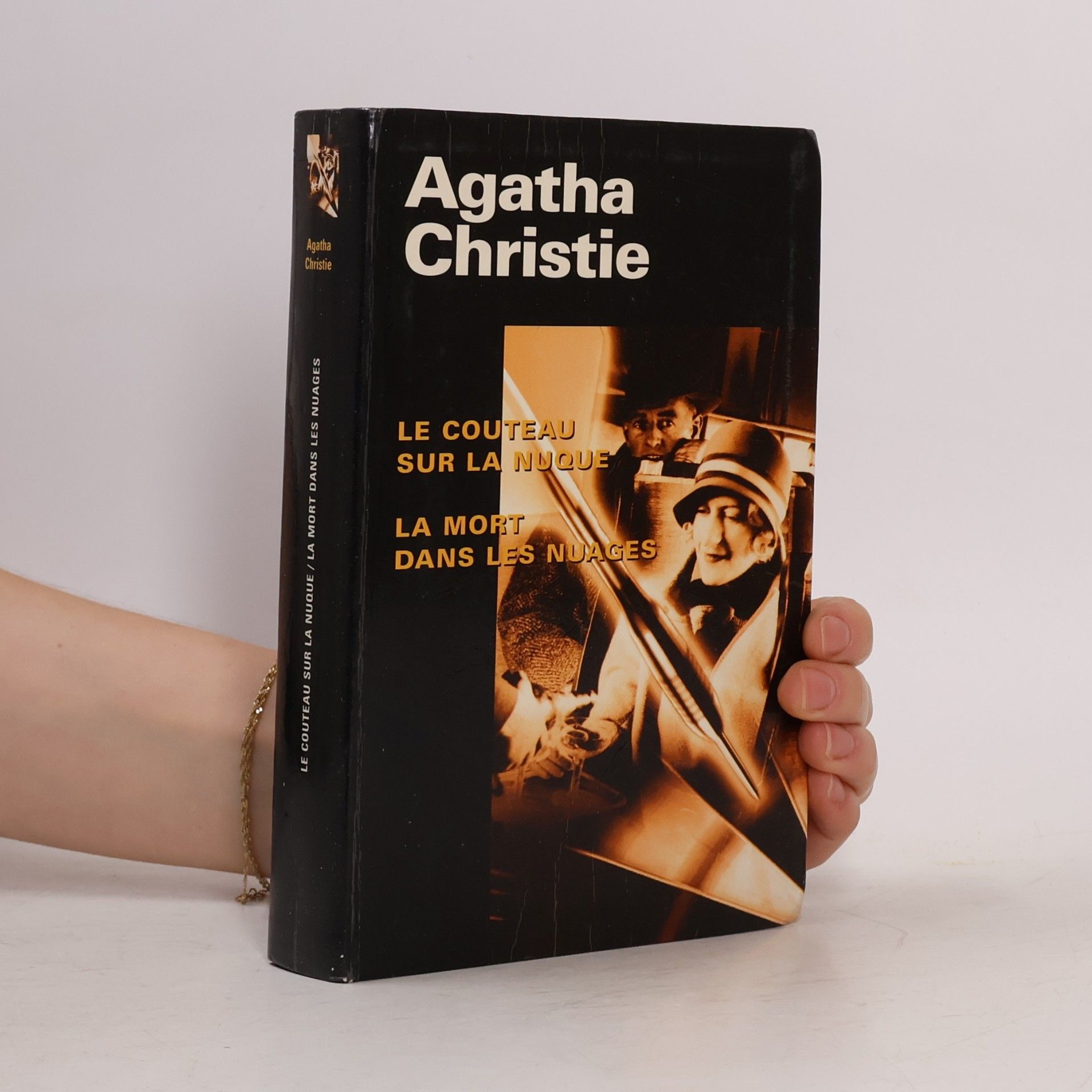 Agatha Christie Le couteau sur la nuque. La mort dans les nuages