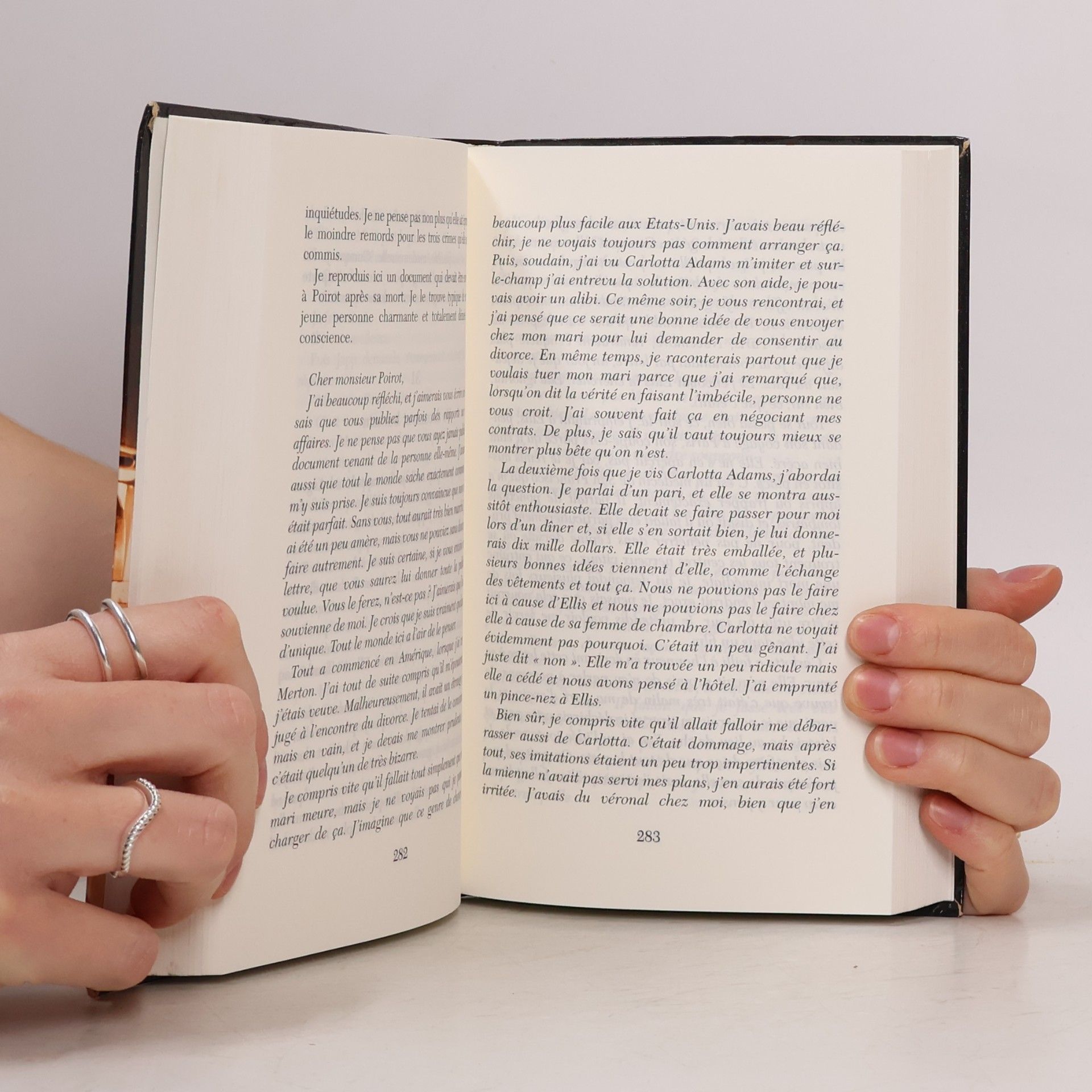 Agatha Christie Le couteau sur la nuque. La mort dans les nuages