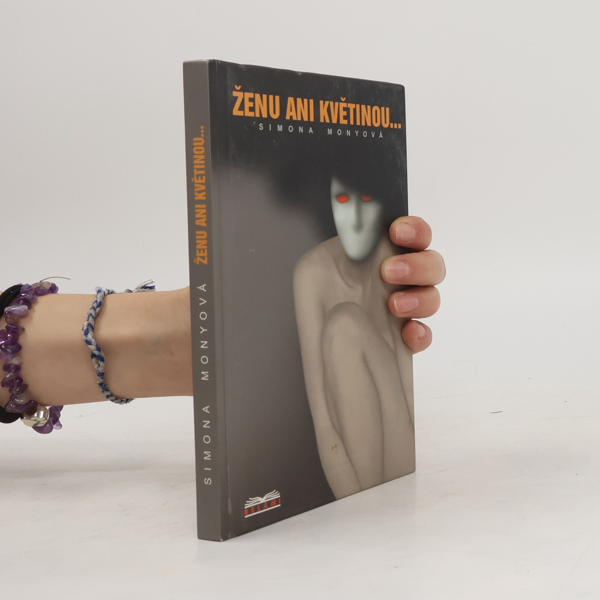 Ženu ani květinou...