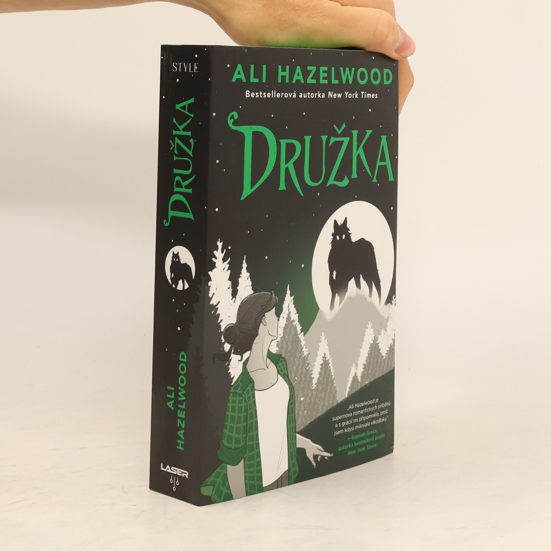 Ali Hazelwood Družka
