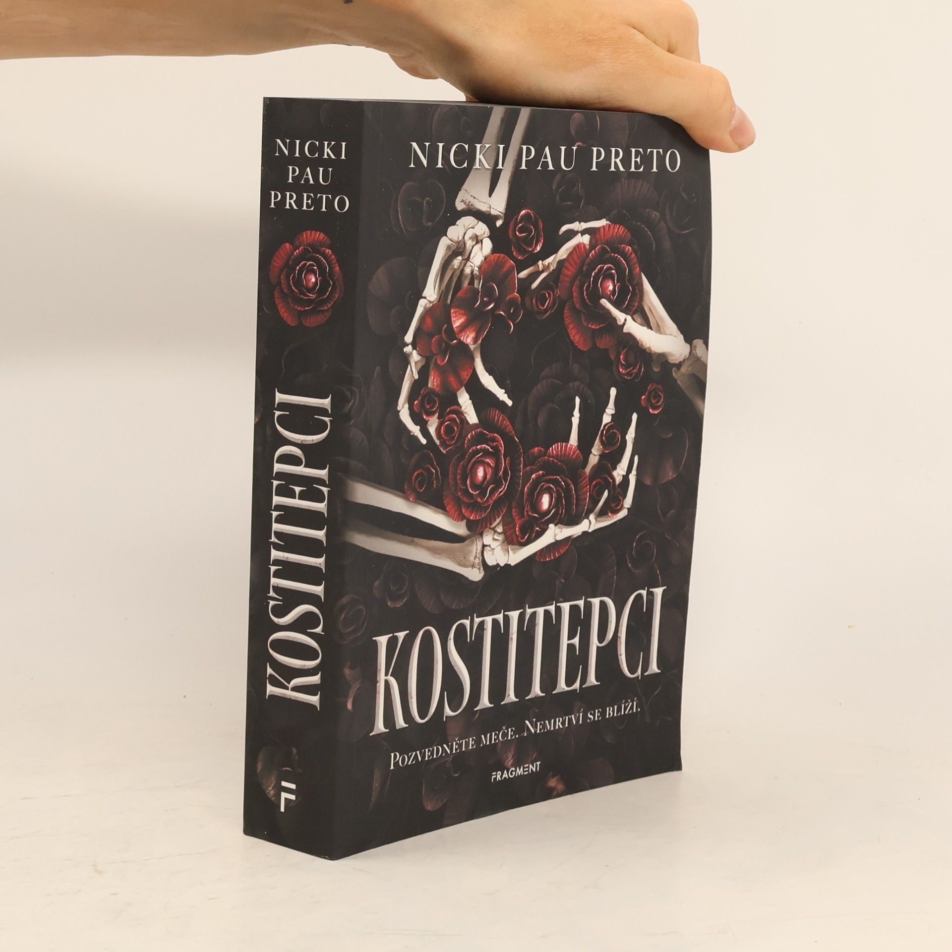 Nicki Pau Preto Kostitepci