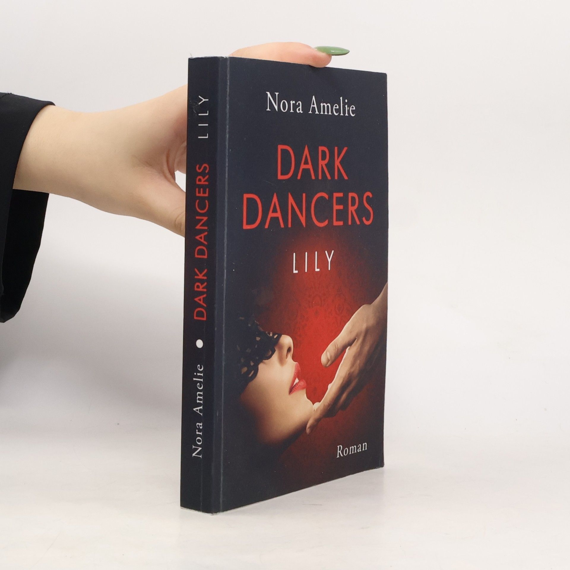 Nora Amelie Lily: Dark Dancers