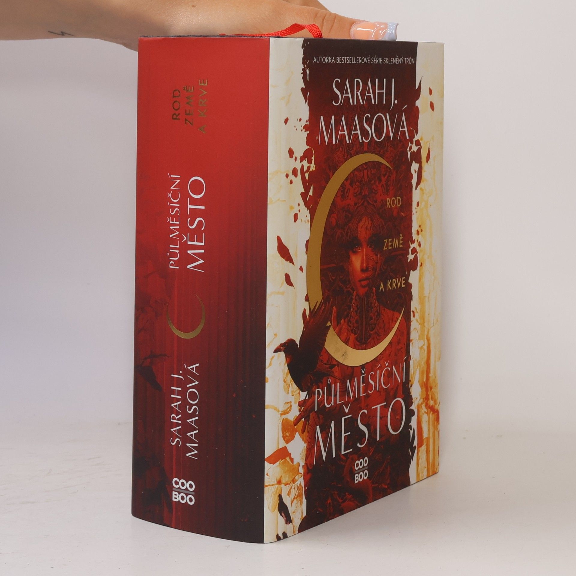 Sarah J. Maas Půlměsíční město. Rod země a krve