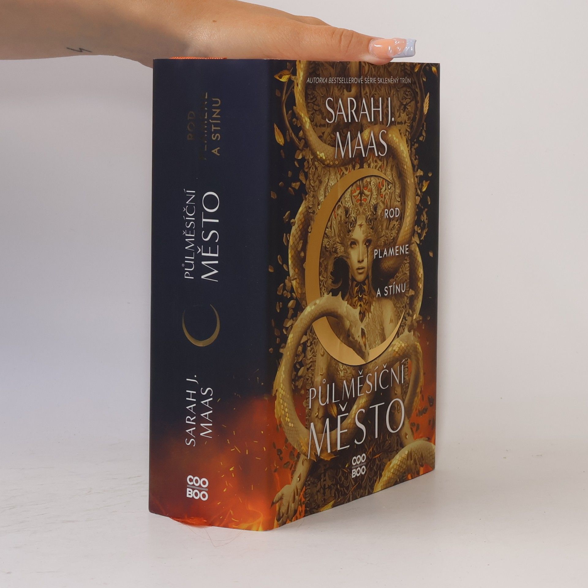 Sarah J. Maas Půlměsíční město. Rod plamene a stínu