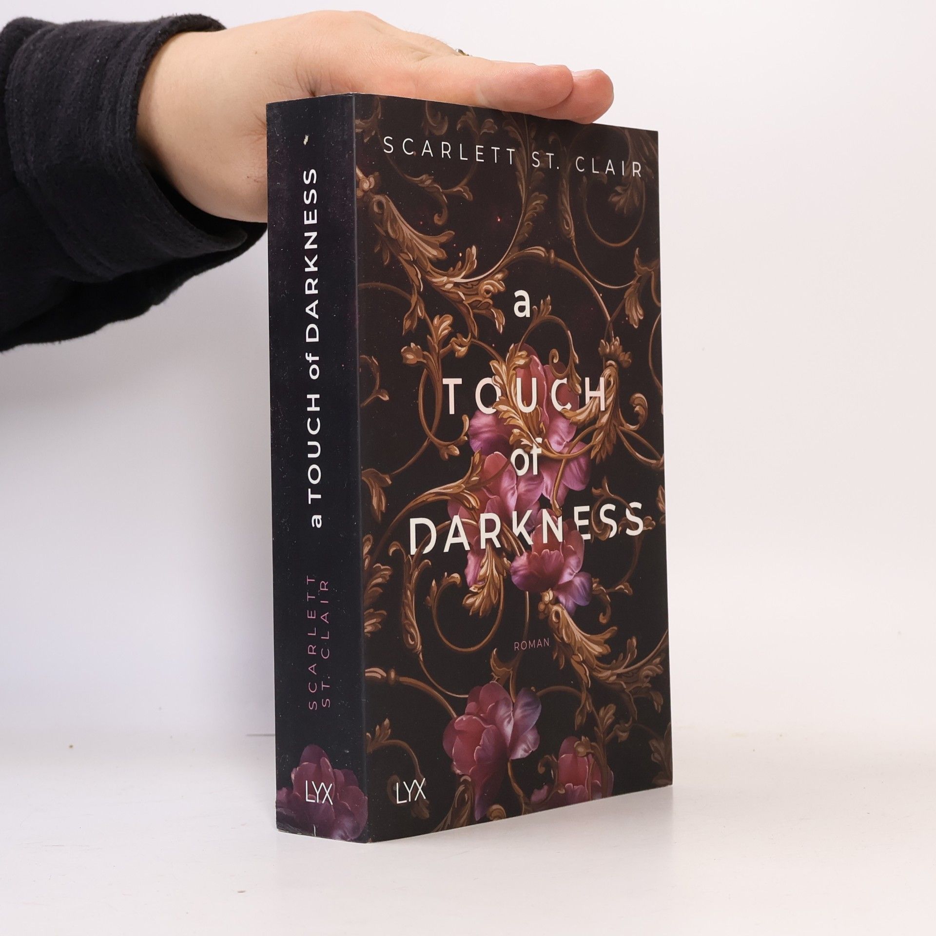 Scarlett St. Clair A Touch of Darkness