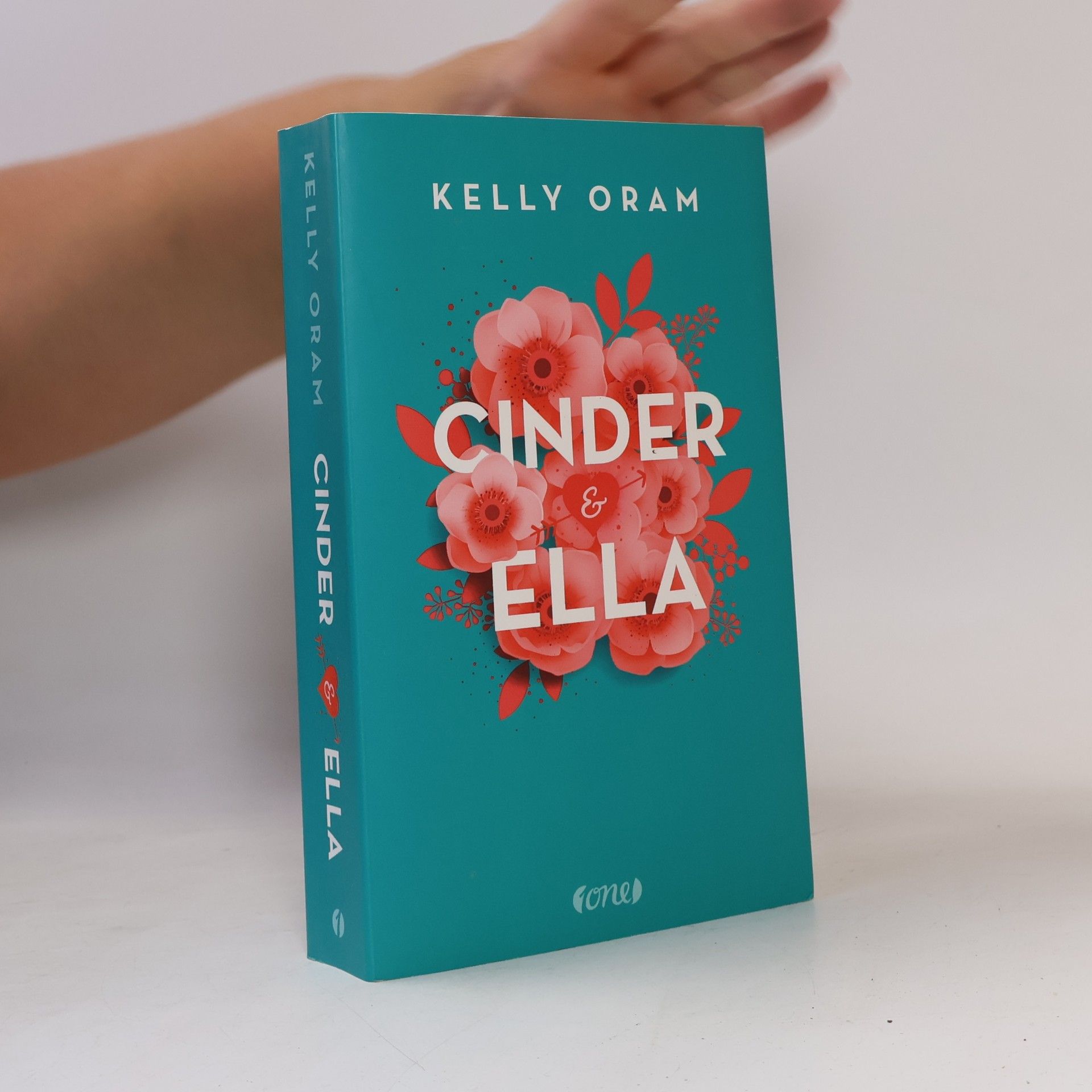 Kelly Oram Cinder & Ella 1