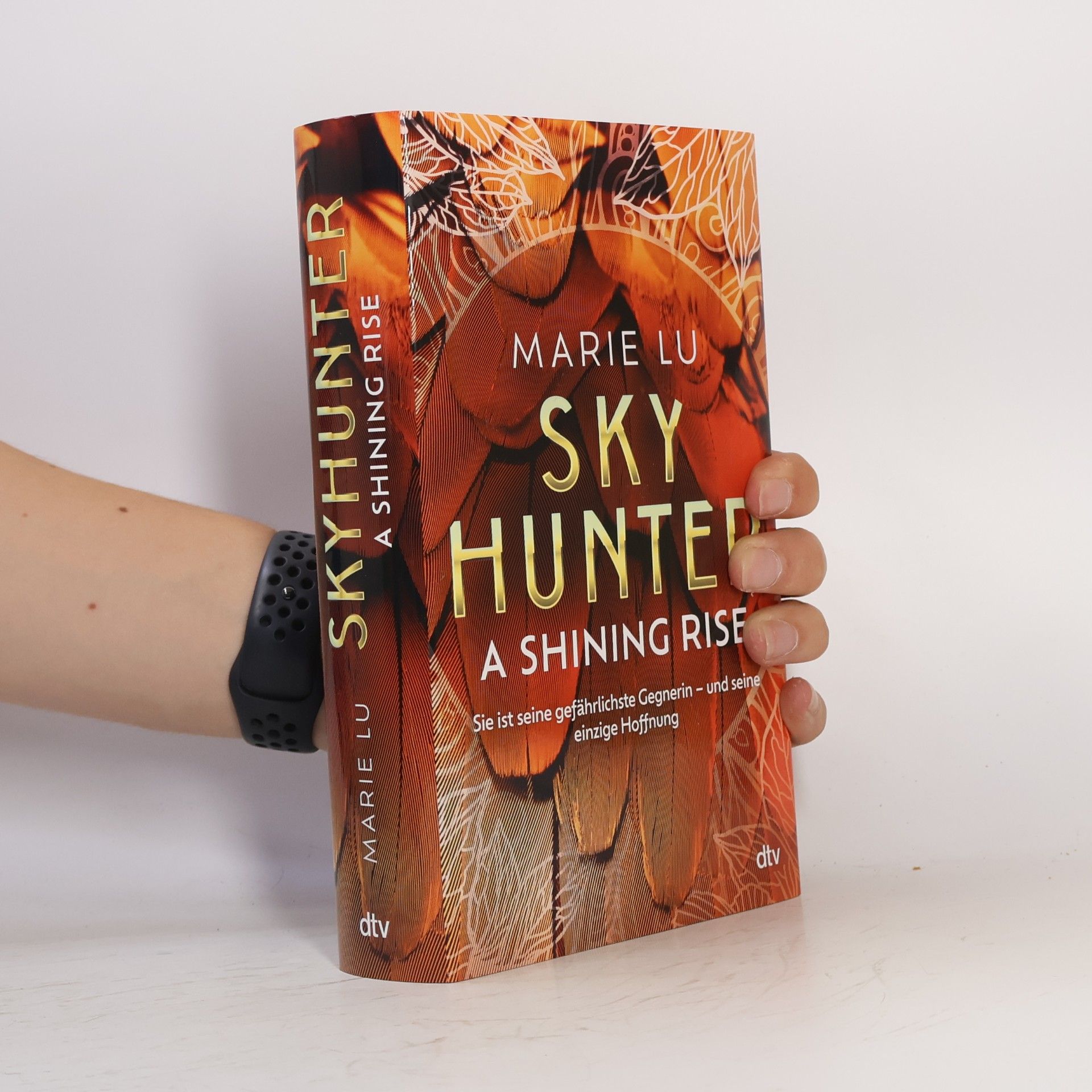 Marie Lu Skyhunter. A Shining Rise