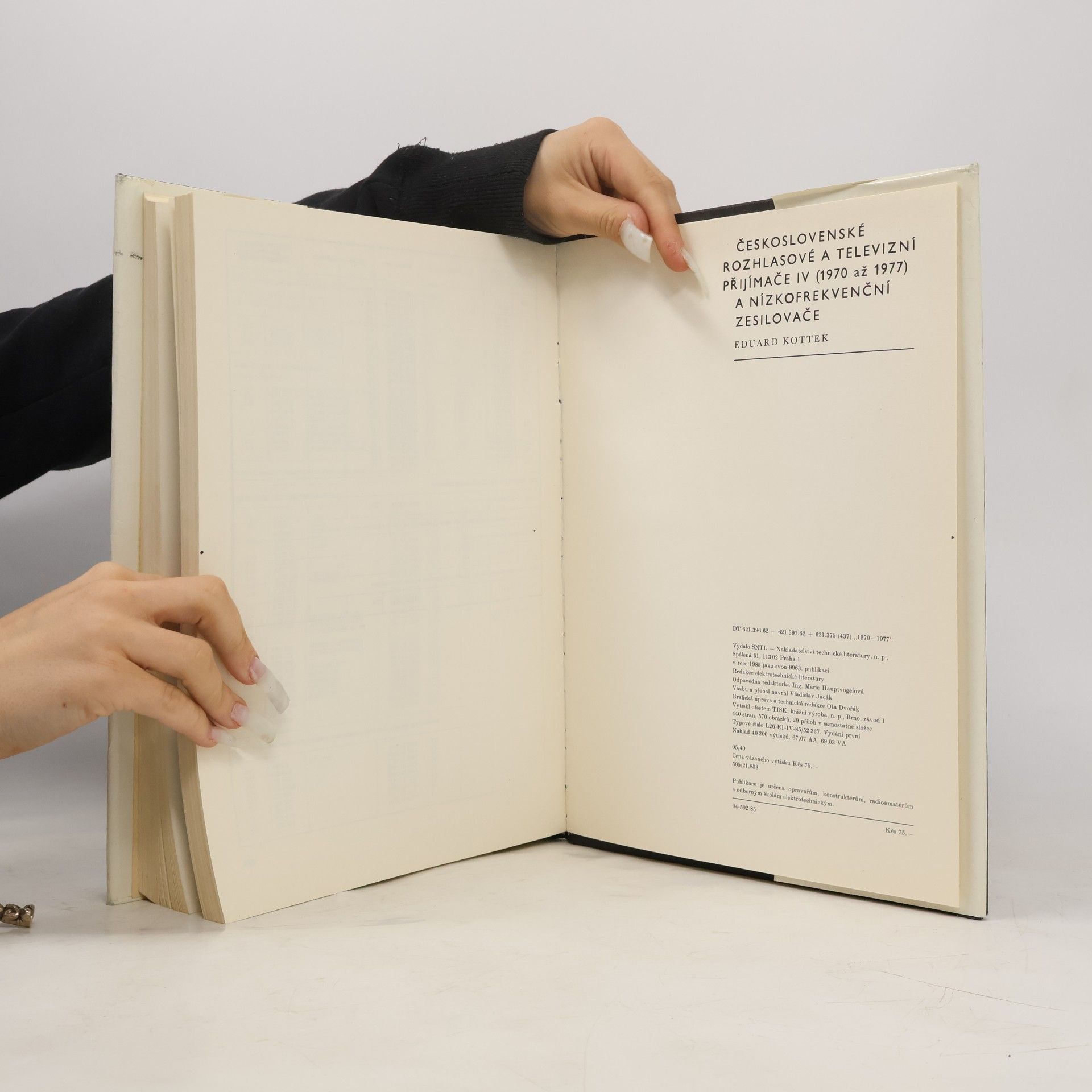 Eduard Kottek Československé rozhlasové a televizní přijímače IV (1970 - 1977) a nízkofrekvenční zesilovače