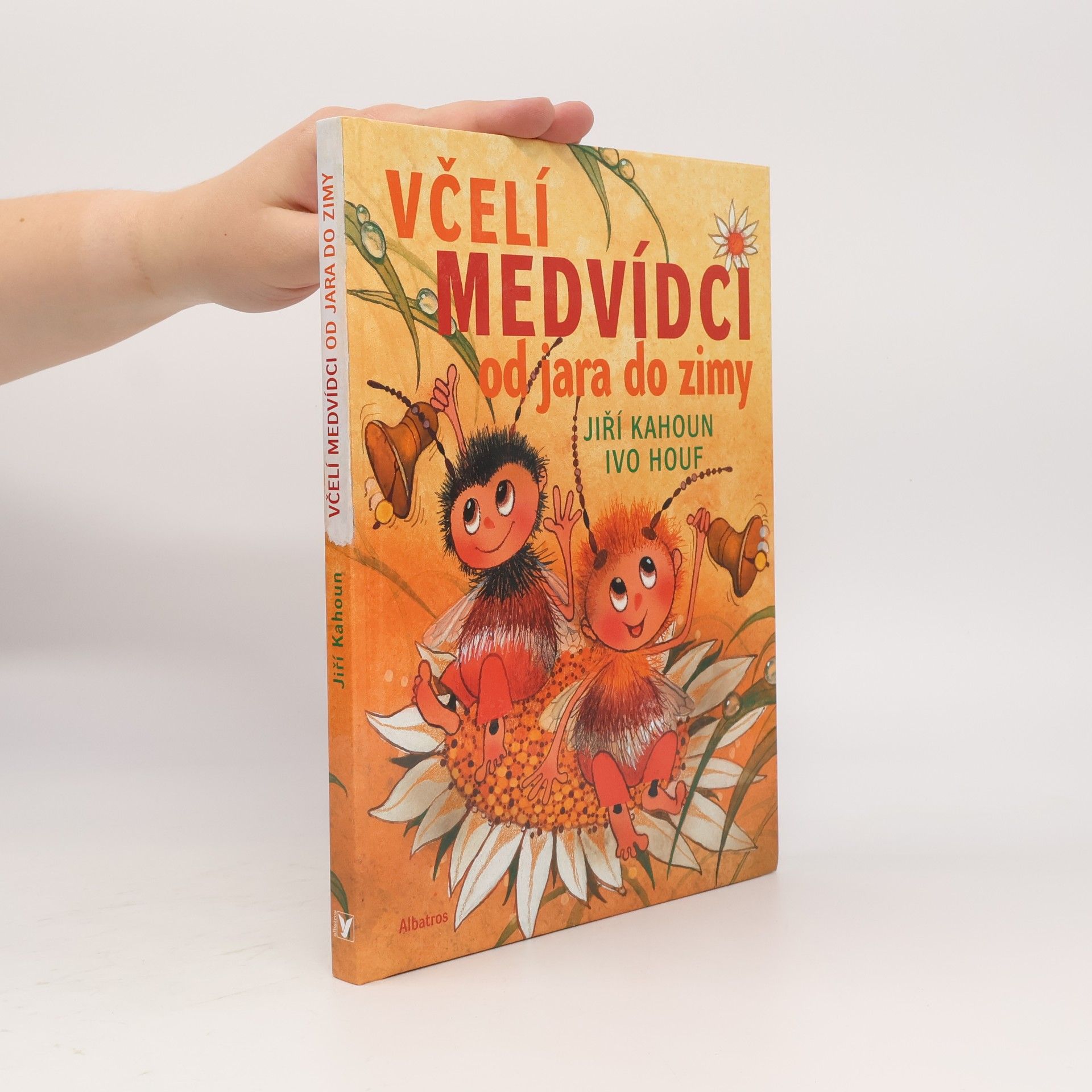 Jiří Kahoun Včelí medvídci od jara do zimy