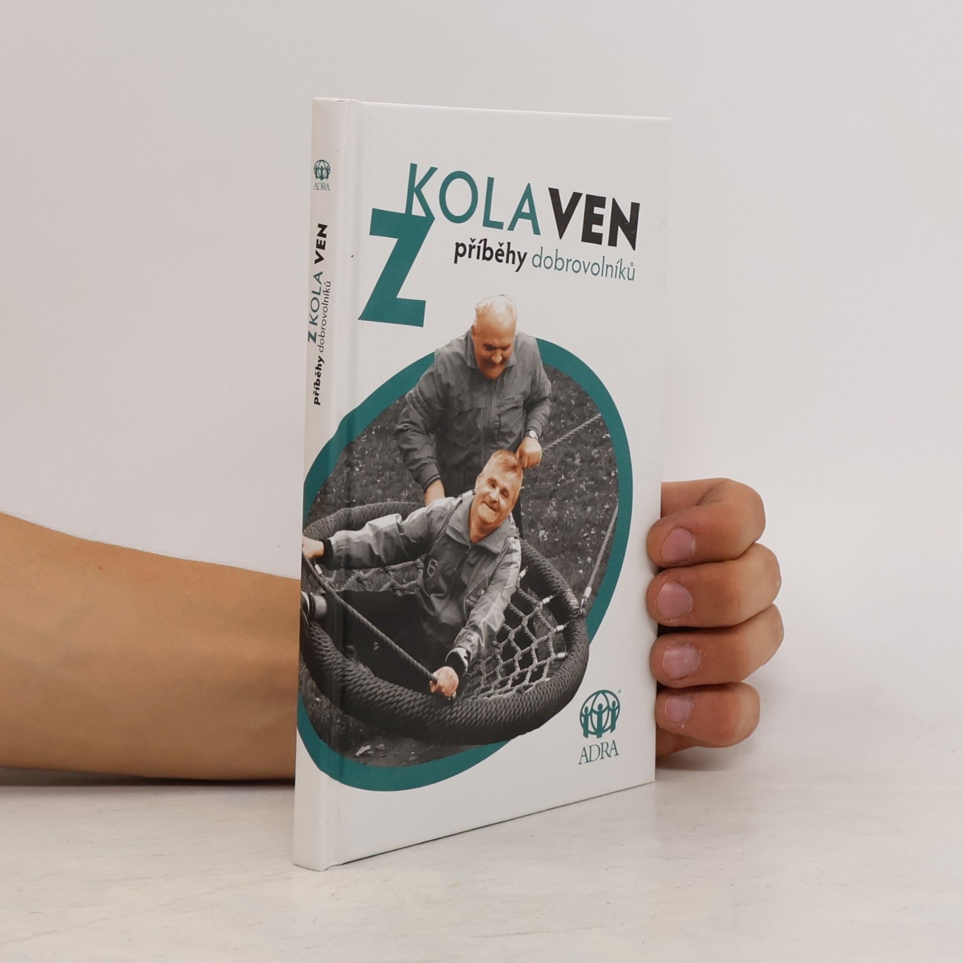 Auteurscollectief Z kola ven. Příběhy dobrovolníků