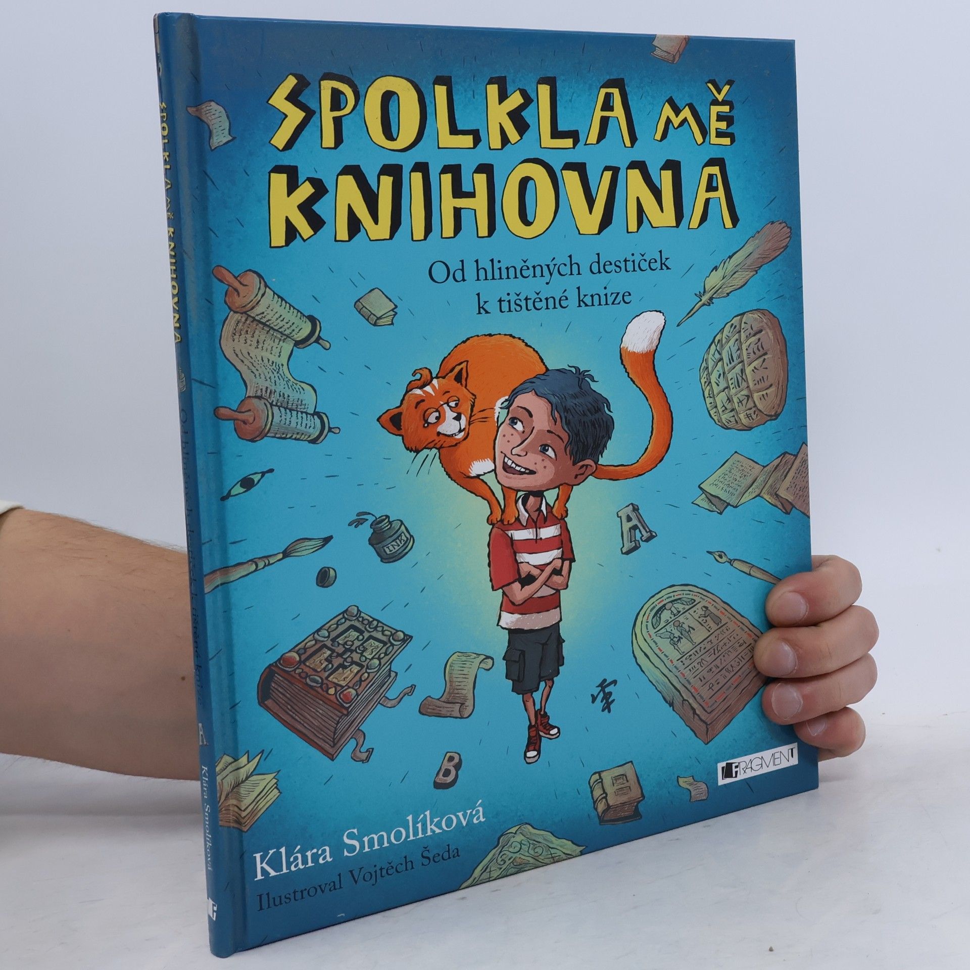 Klára Smolíková Spolkla mě knihovna. Od hliněných destiček k tištěné knize