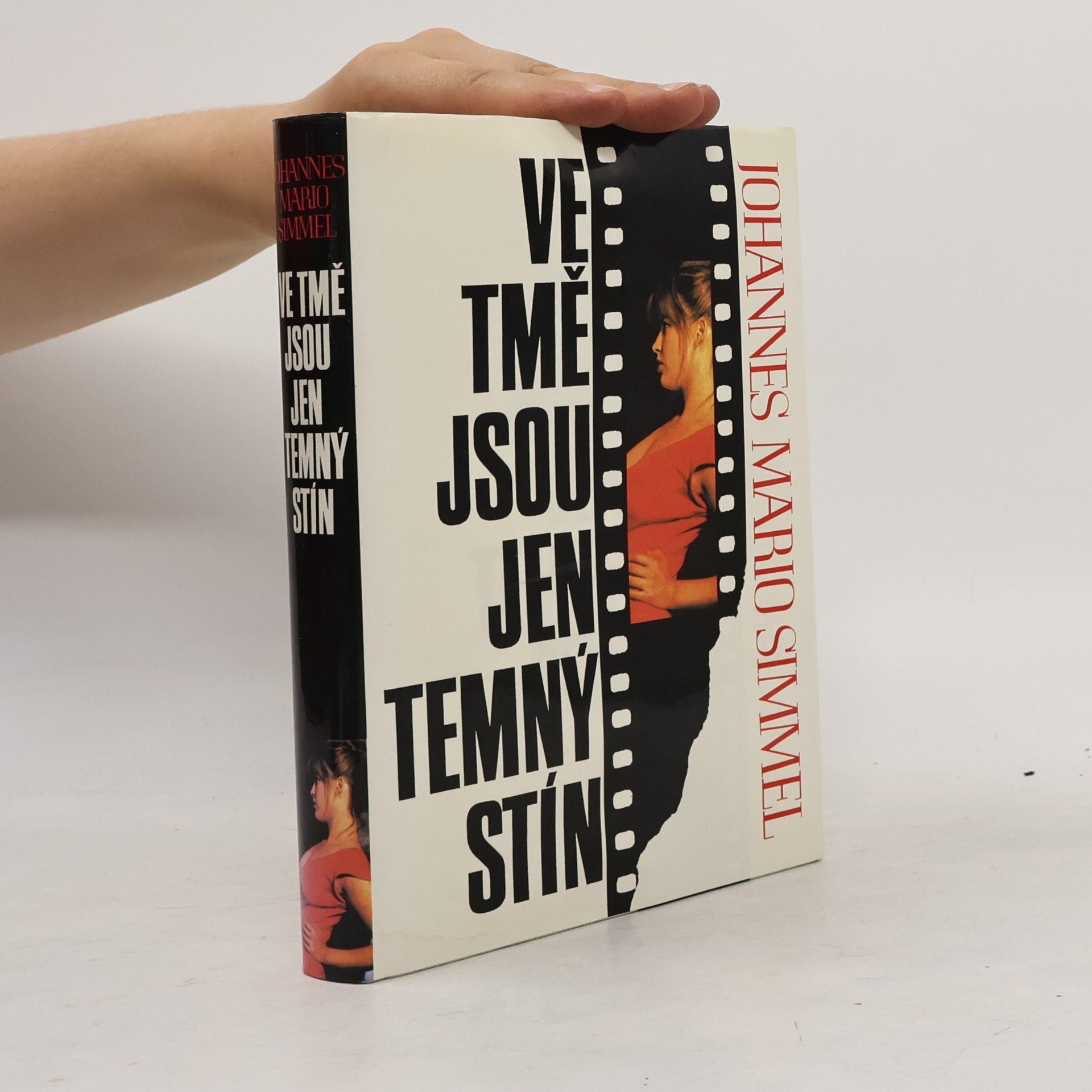 Johannes Mario Simmel Ve tmě jsou jen temný stín