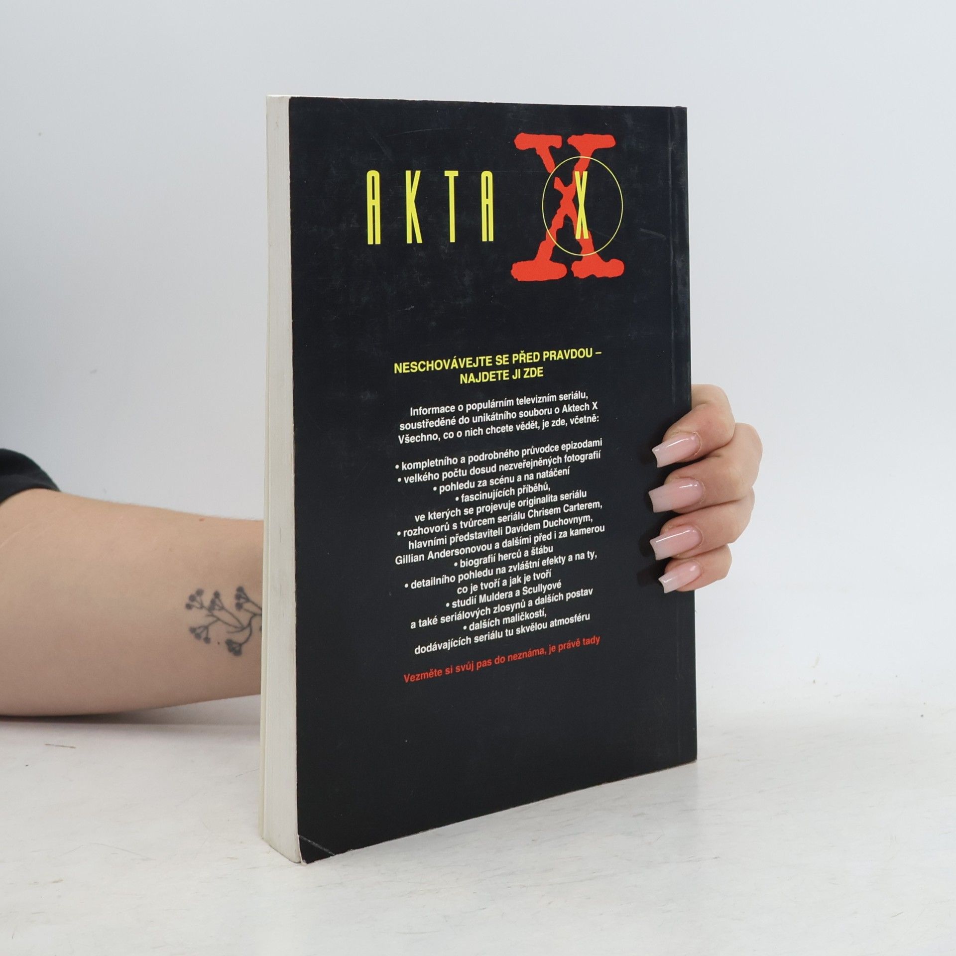Brian Lowry Tam někde venku je pravda. Oficiální průvodce Akty X, která má na svědomí Chris Carter