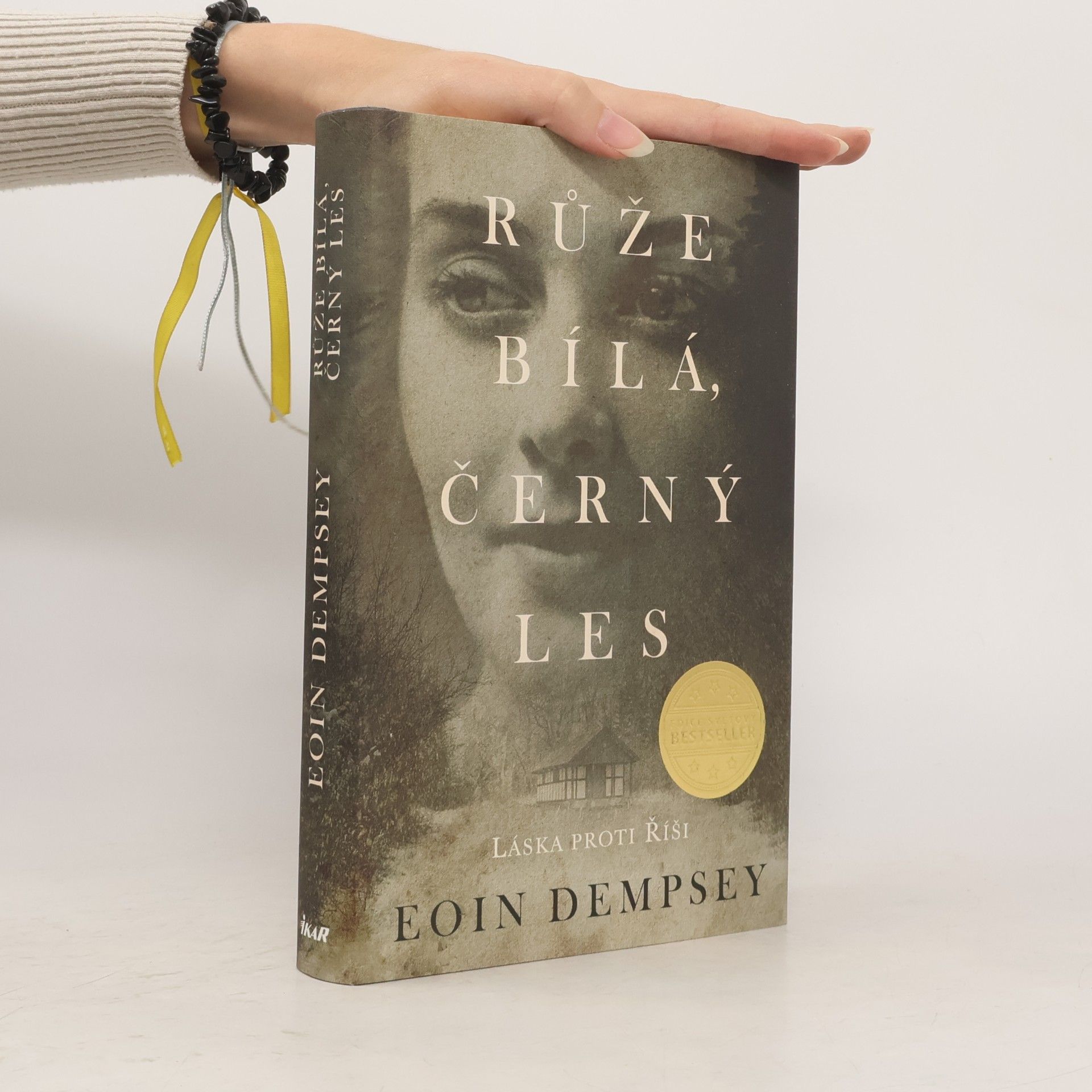 Eoin Dempsey Růže bílá, černý les