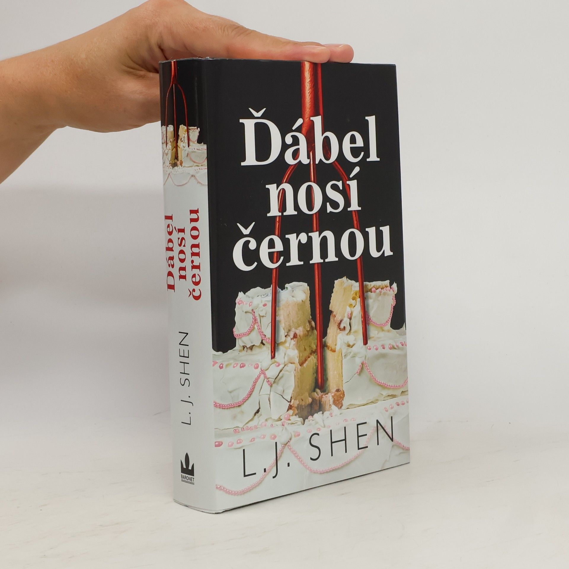 L. J. Shen Ďábel nosí černou