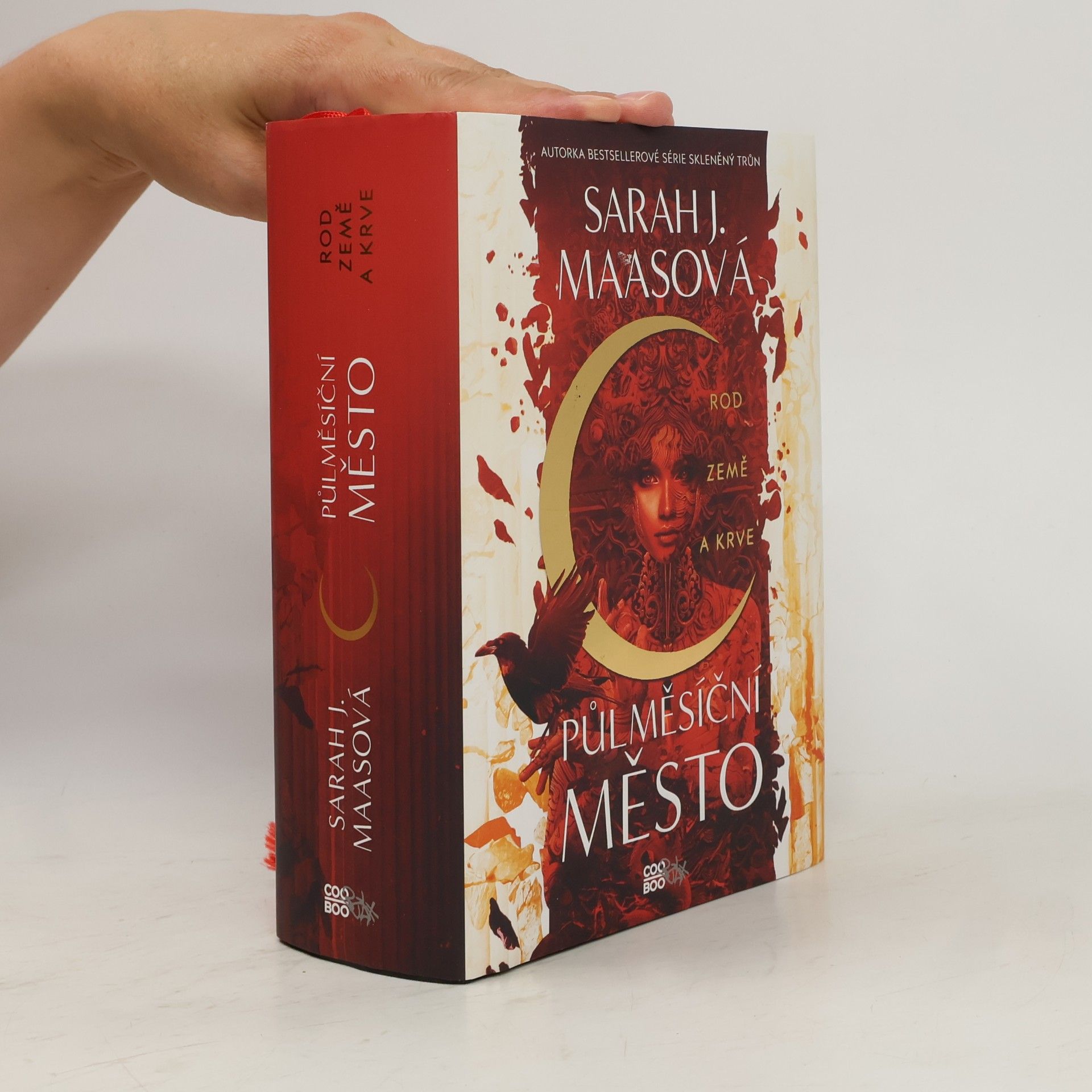 Sarah J. Maas Půlměsíční město. Rod země a krve