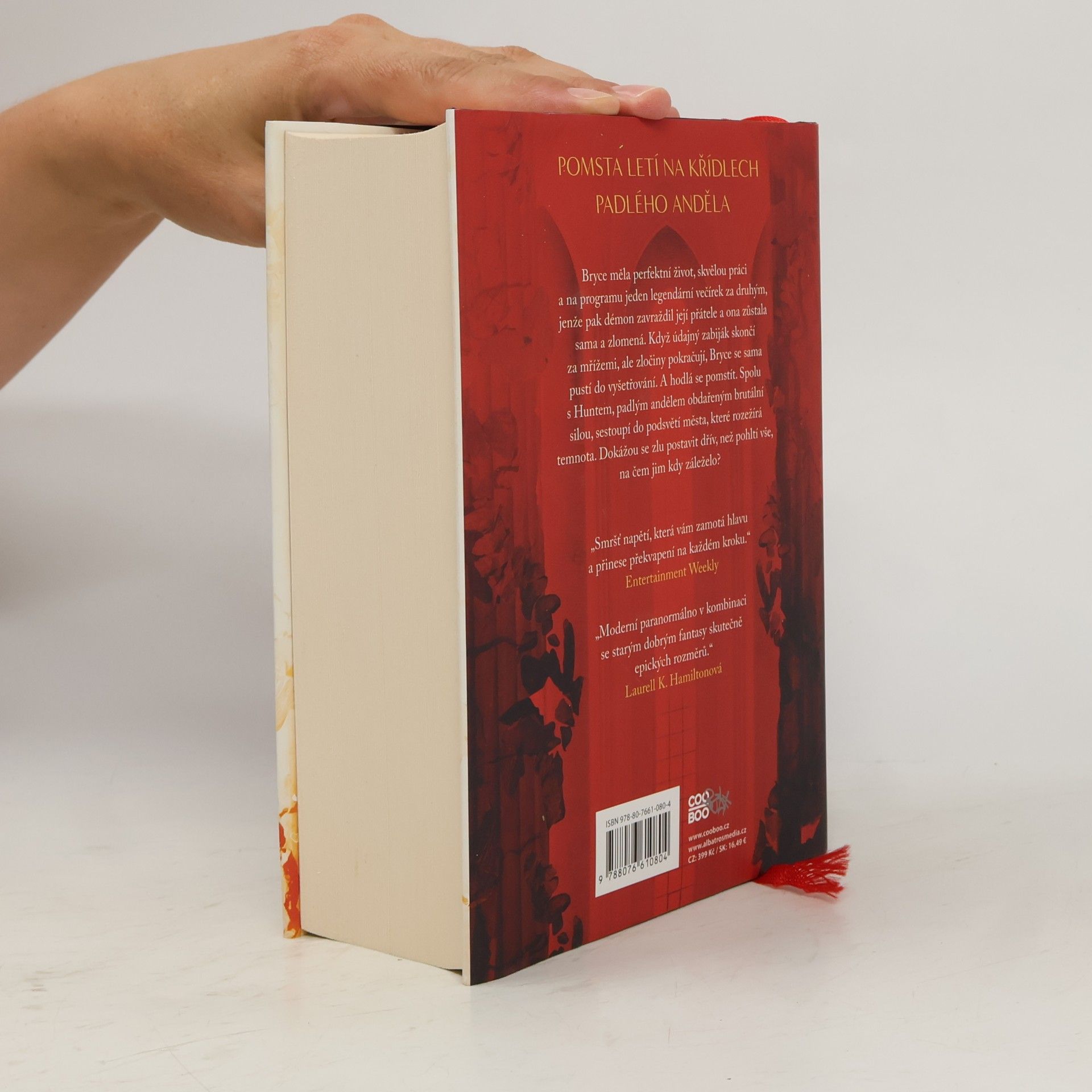 Sarah J. Maas Půlměsíční město. Rod země a krve