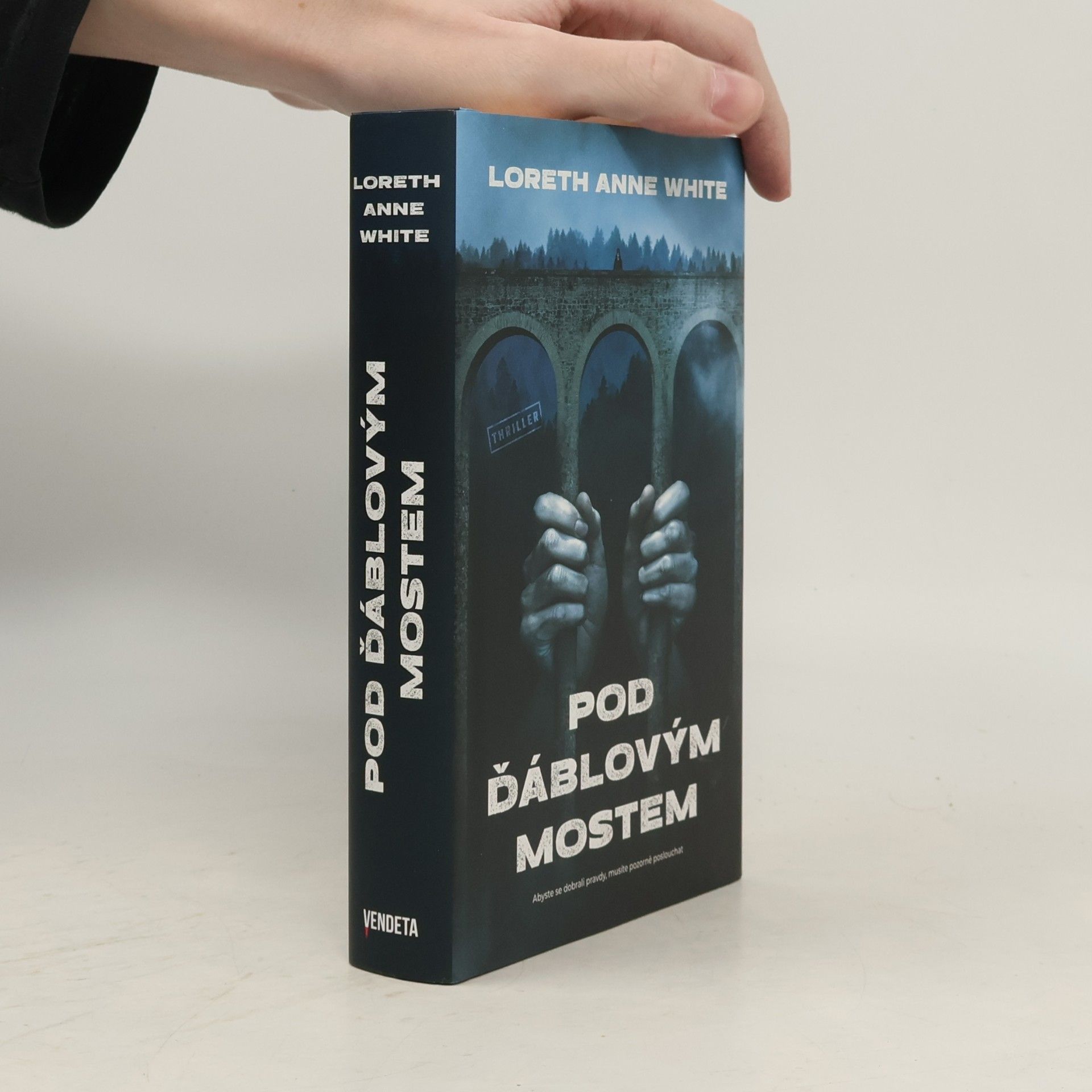 Loreth Anne White Pod ďáblovým mostem