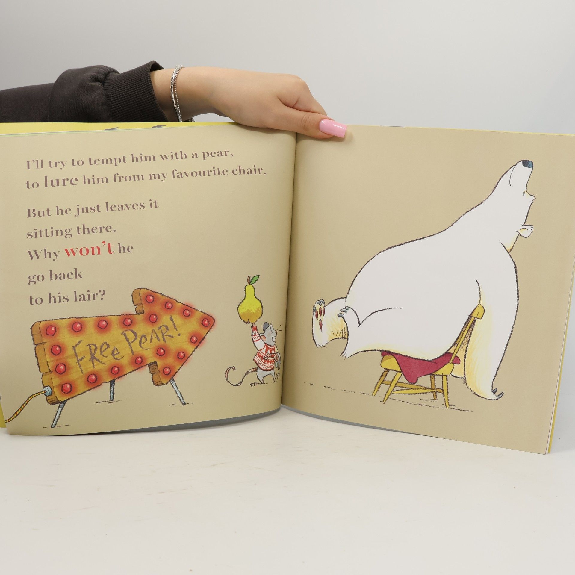 Ross Collins Ross Collins' Mouse and Bear Stories: There's a Bear on My Chair
