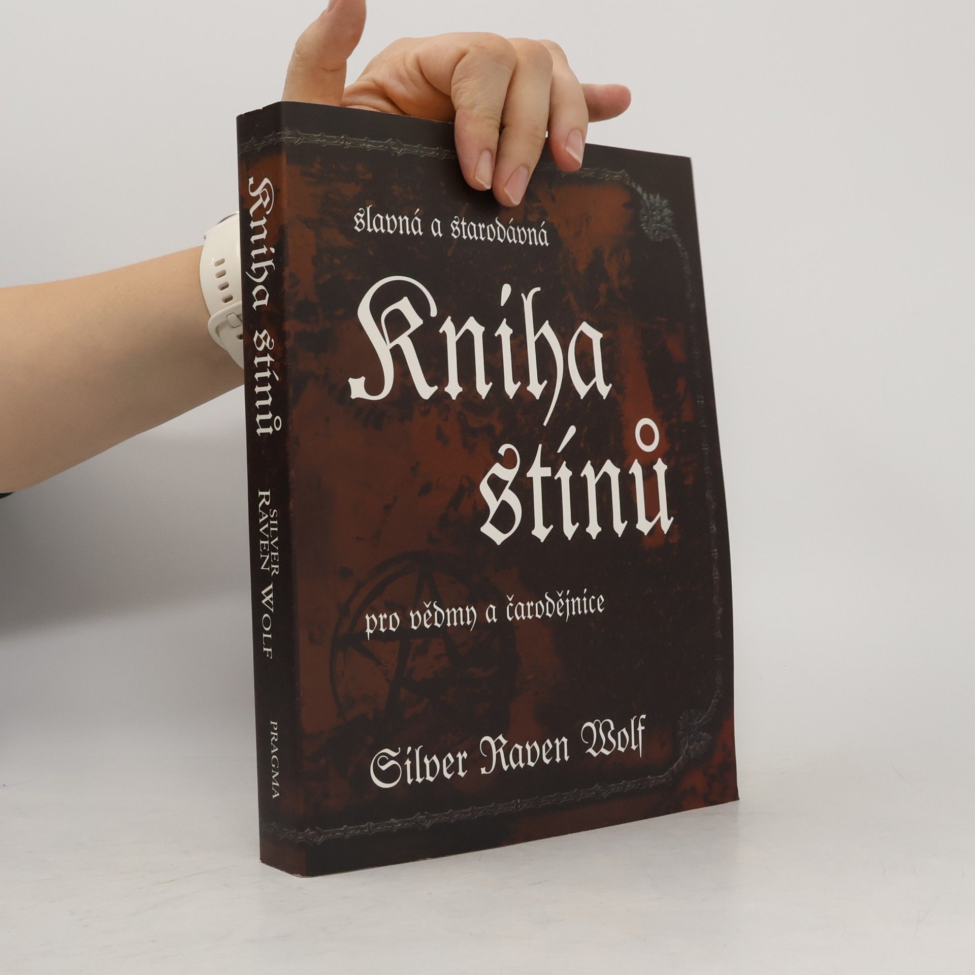Silver RavenWolf Slavná a starodávná kniha stínů pro vědmy a čarodějnice