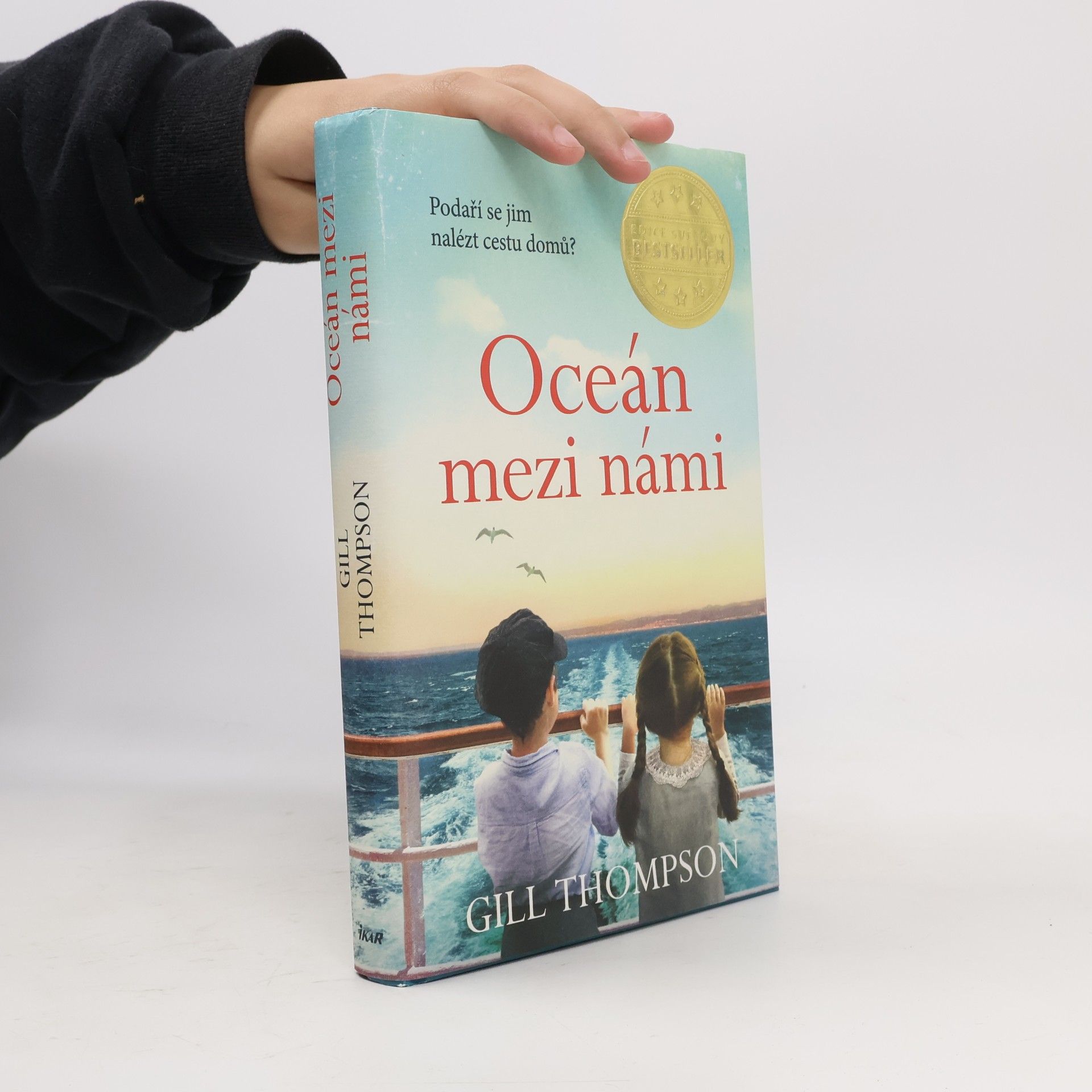 Gill Thompson Oceán mezi námi