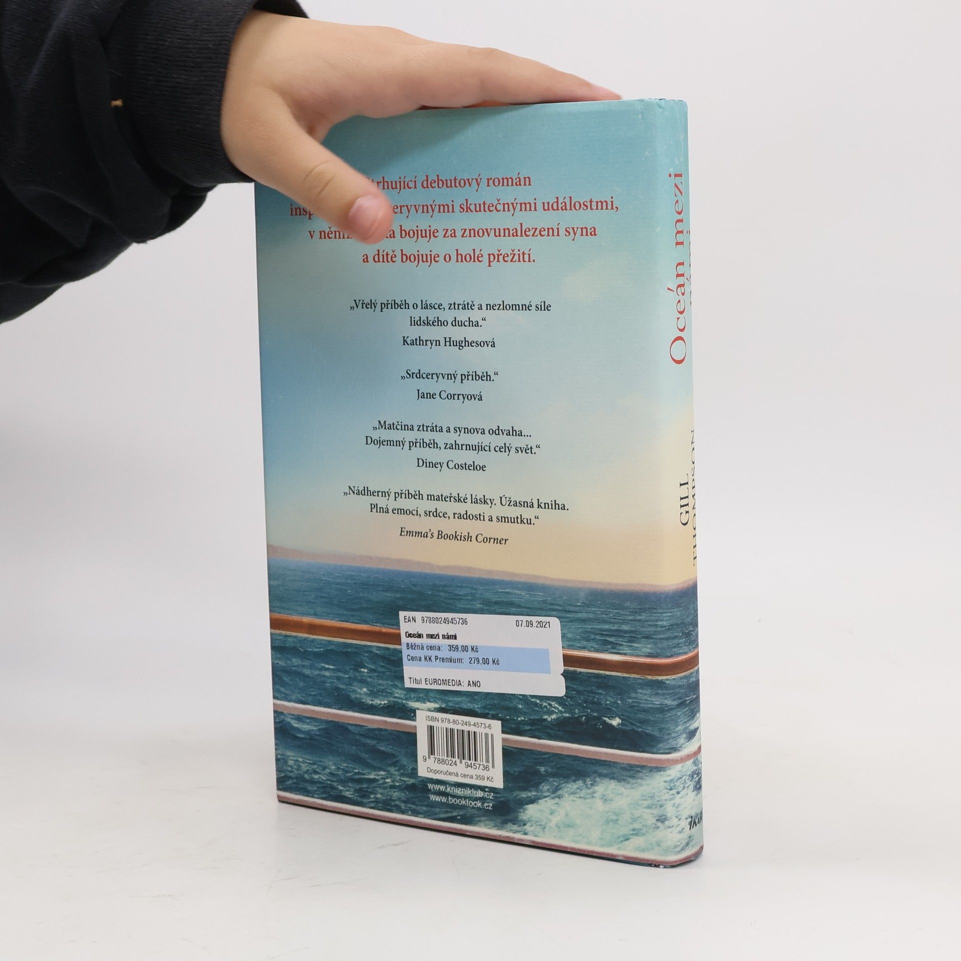 Gill Thompson Oceán mezi námi