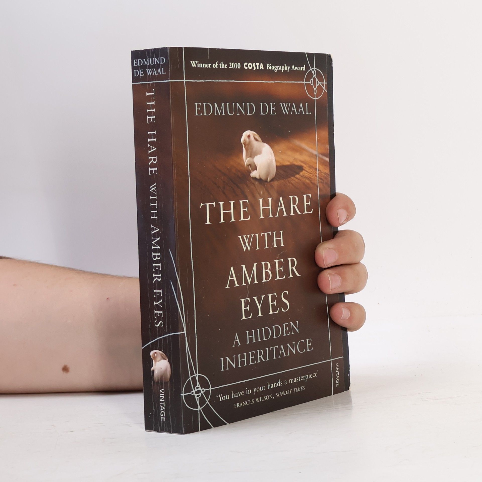 Edmund De Waal The hare with amber eyes. A hidden inheritance