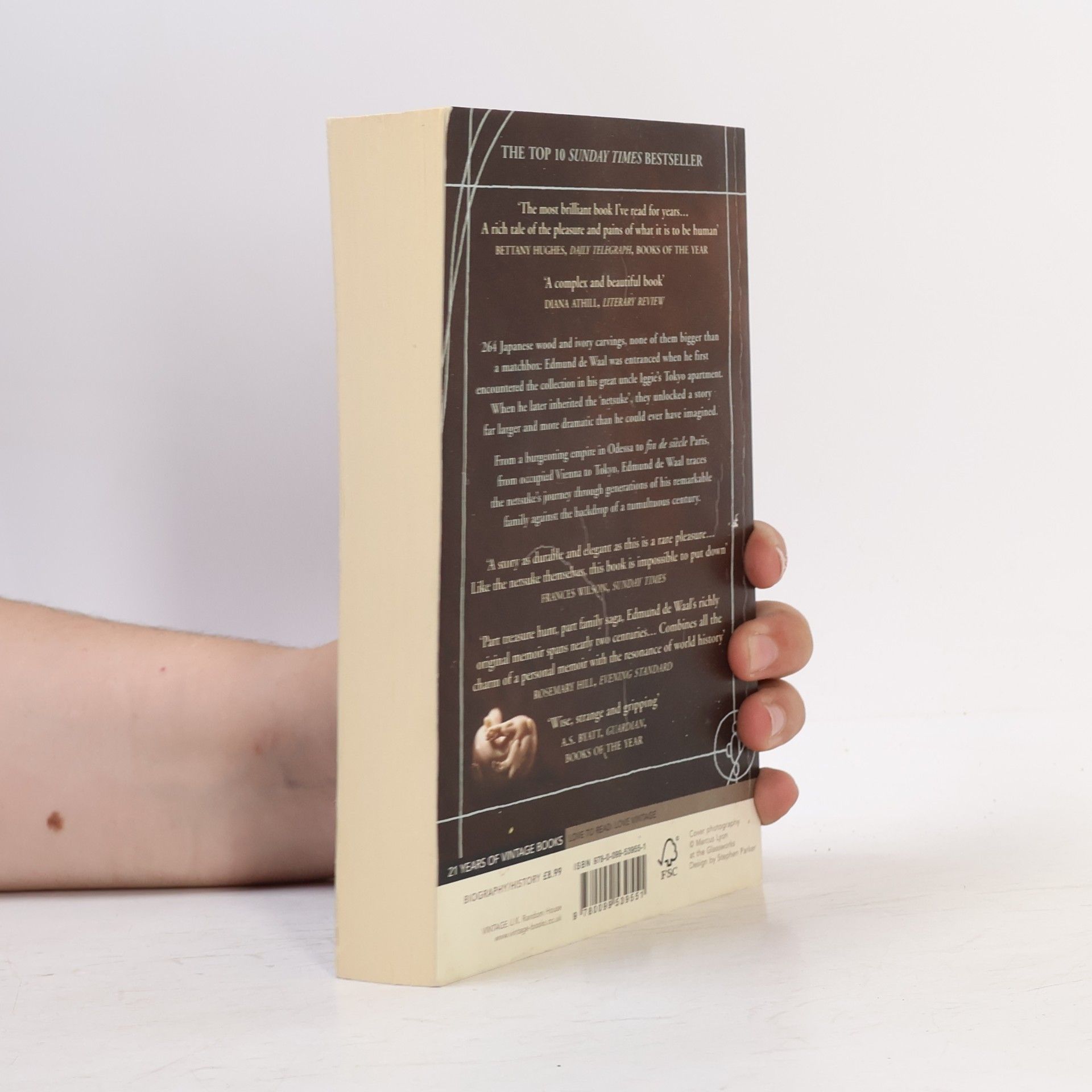 Edmund De Waal The hare with amber eyes. A hidden inheritance