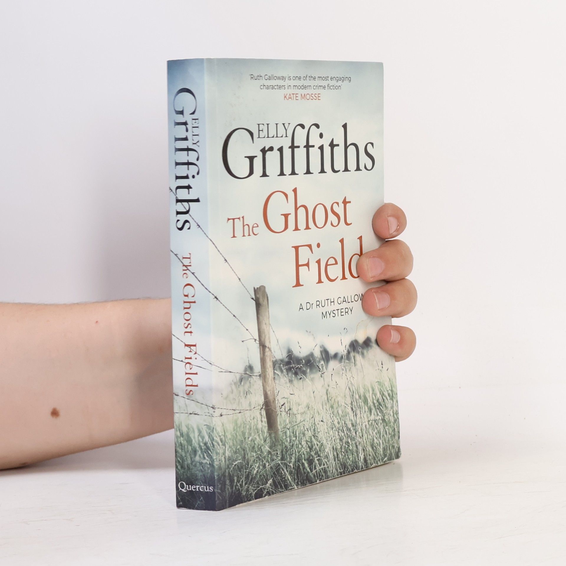 Elly Griffiths The Ghost Fields