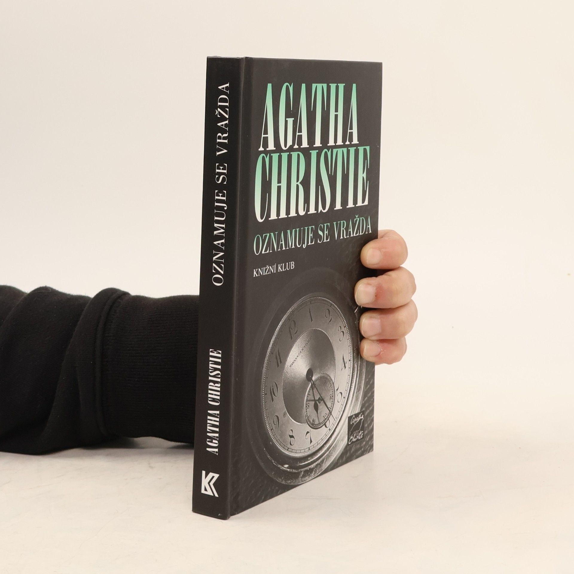 Agatha Christie Oznamuje se vražda