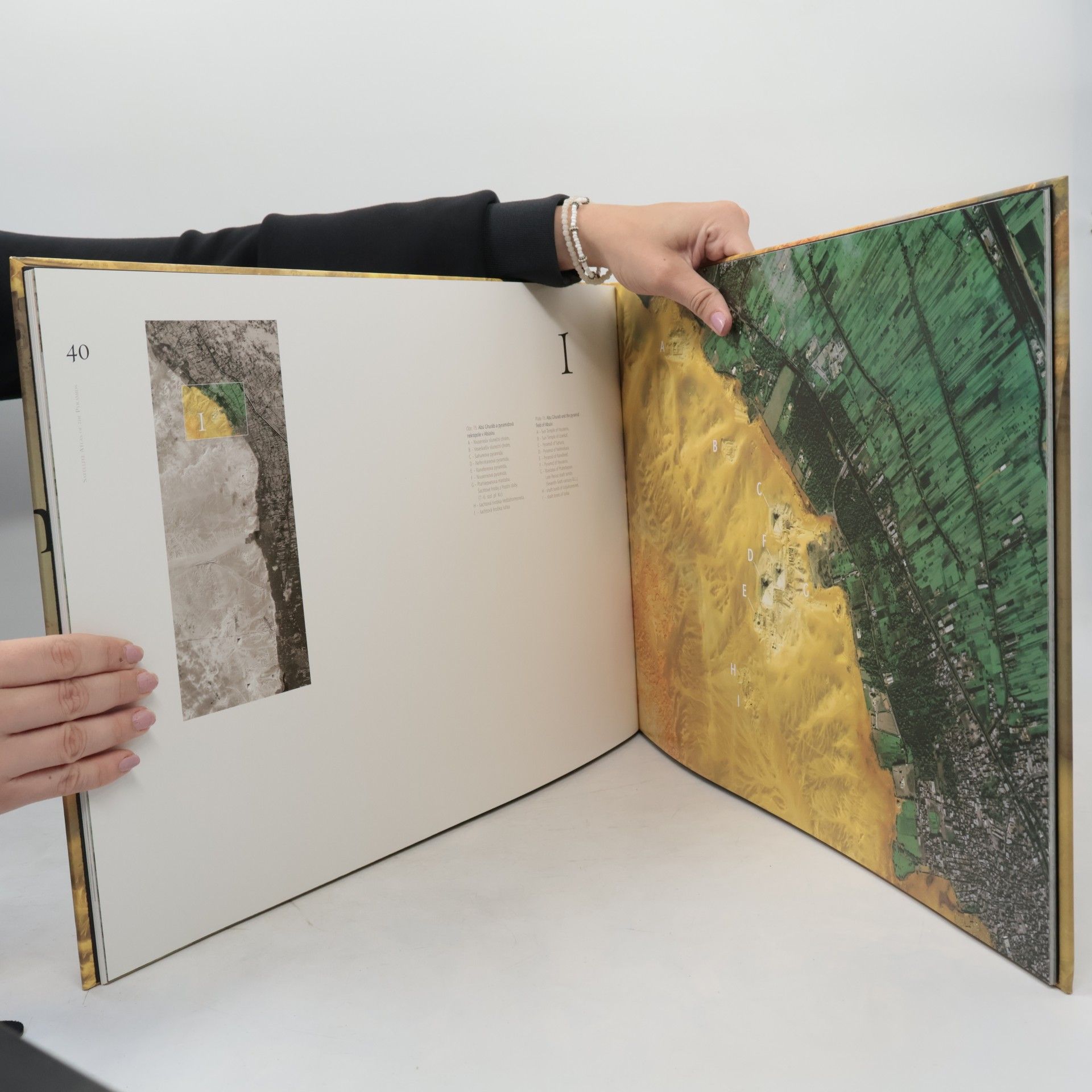 AA.VV. Satelitní atlas pyramid. Satellite atlas of the pyramids