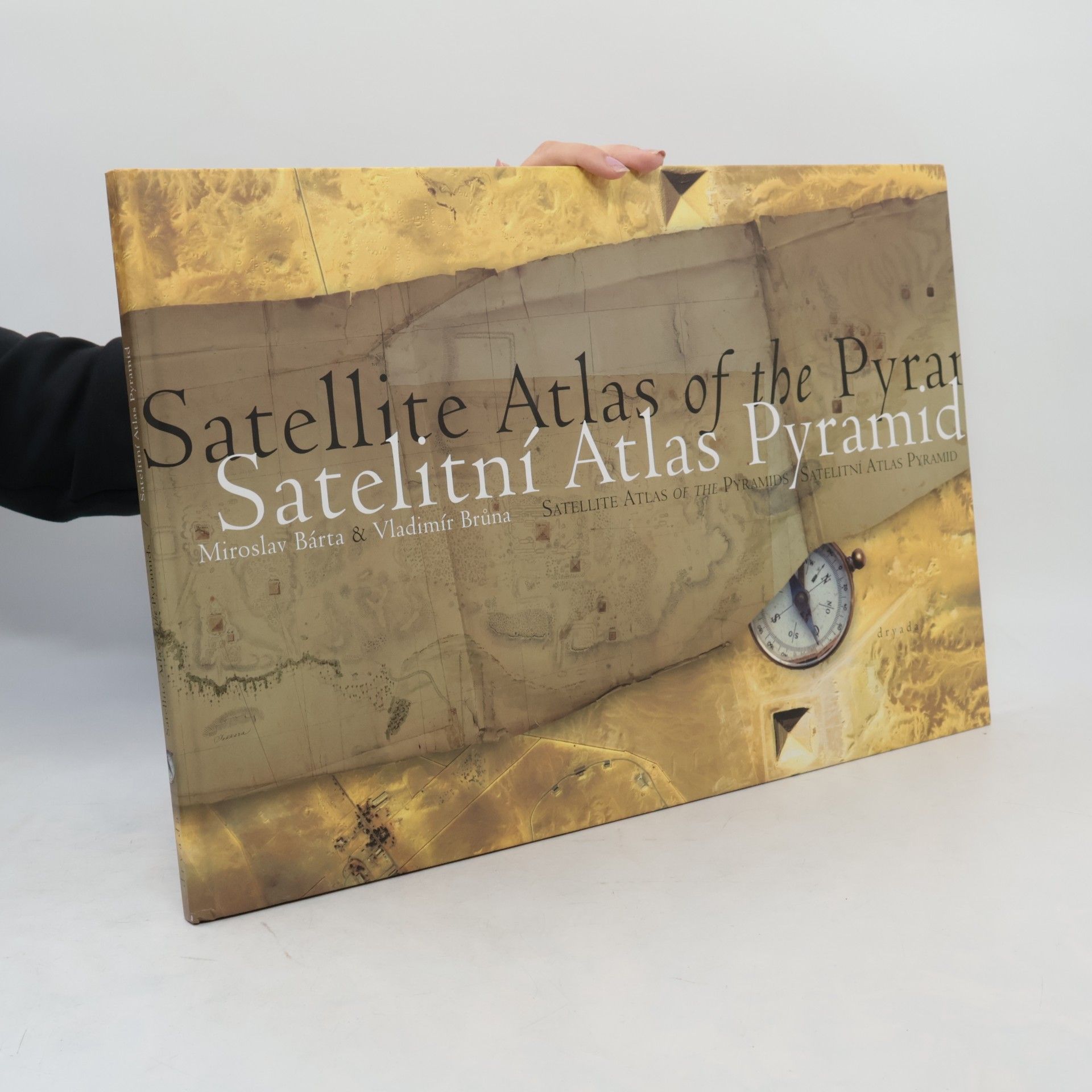 AA.VV. Satelitní atlas pyramid. Satellite atlas of the pyramids