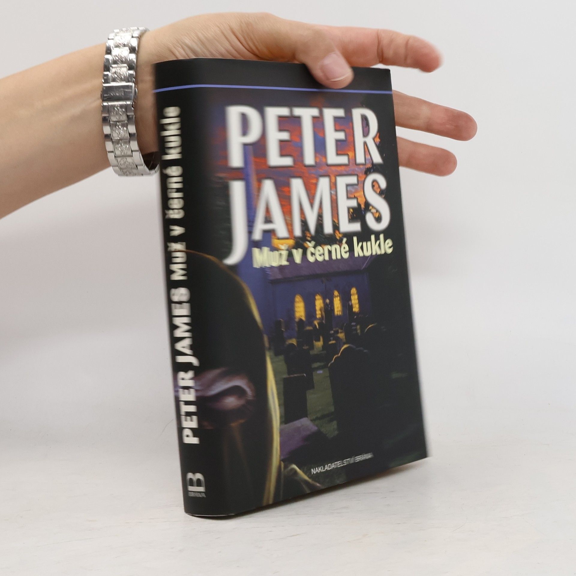 Peter James Muž v černé kukle