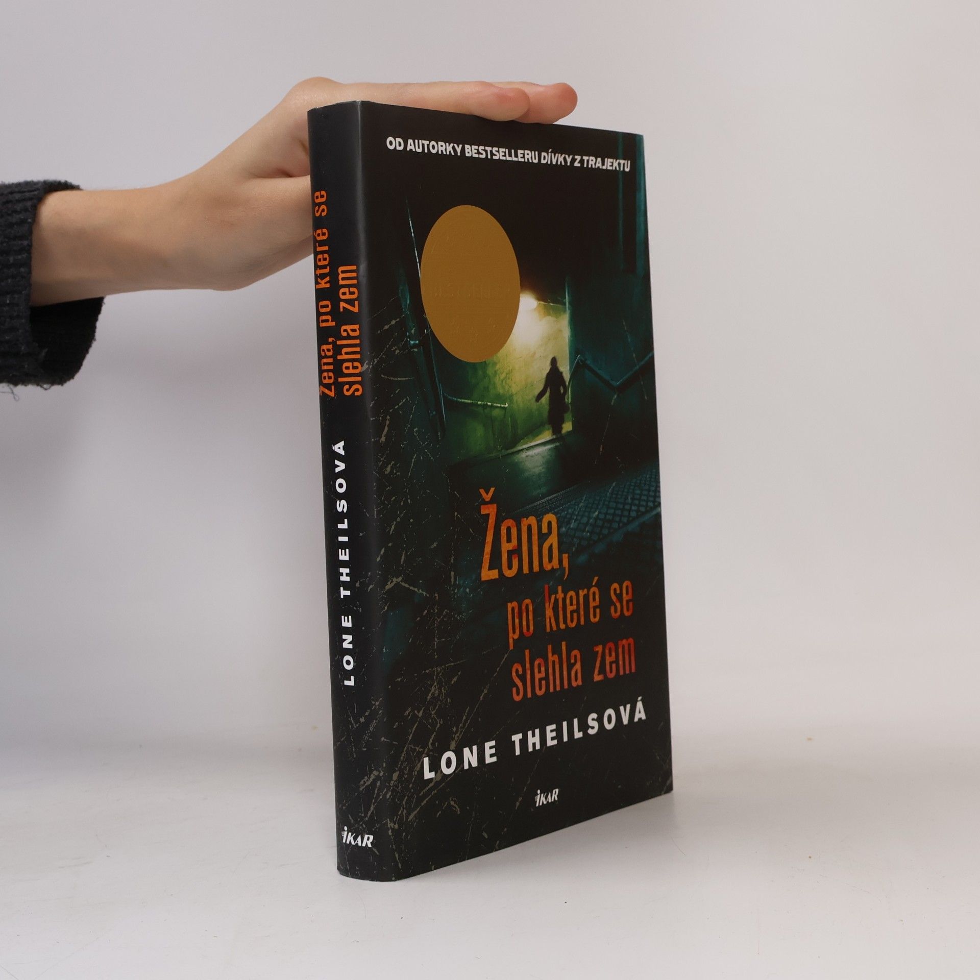 Lone Theils Žena, po které se slehla zem