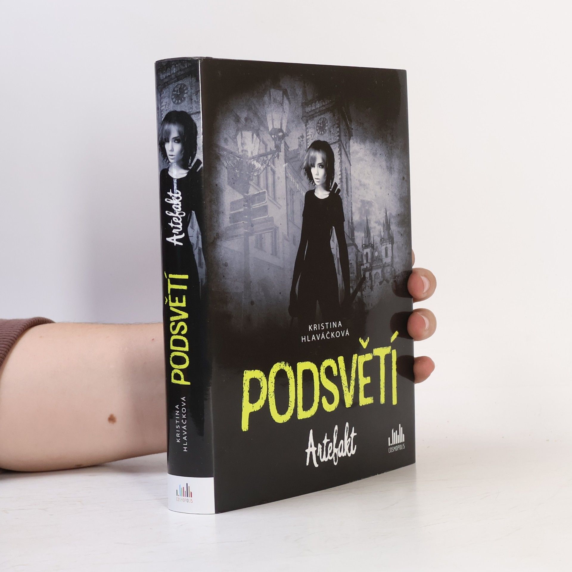 Kristina Hlaváčková Podsvětí. Artefakt.