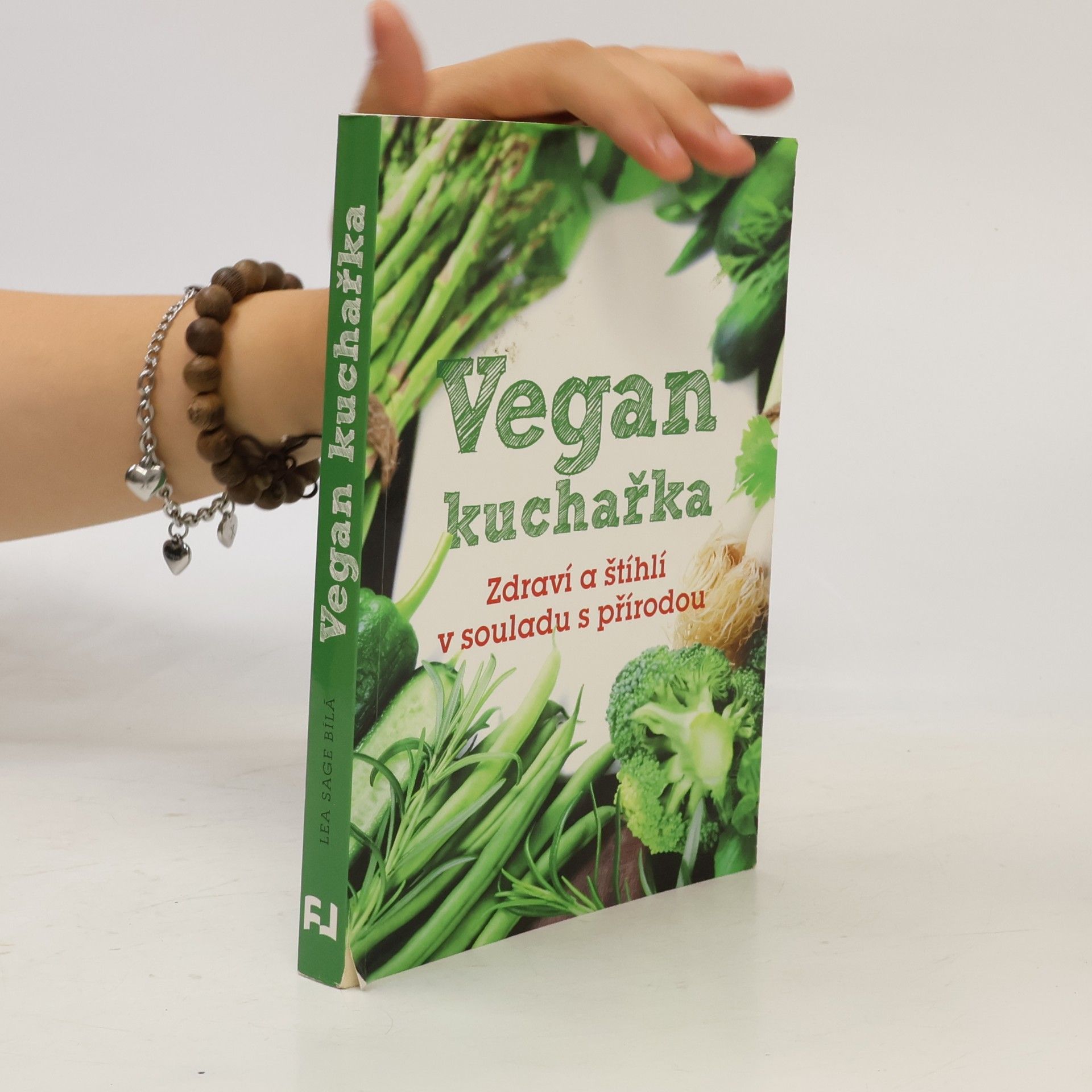 Lea Sage Bílá Vegan kuchařka: Zdraví a štíhlí v souladu s přírodou