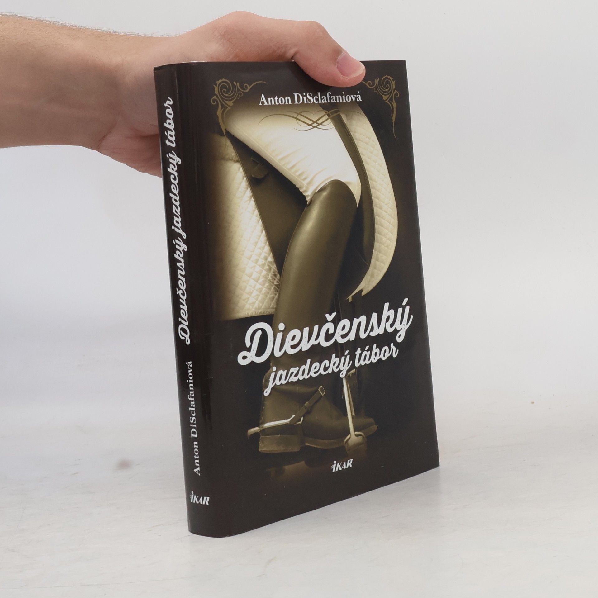 Anton DiSclafani Dievčenský jazdecký tábor