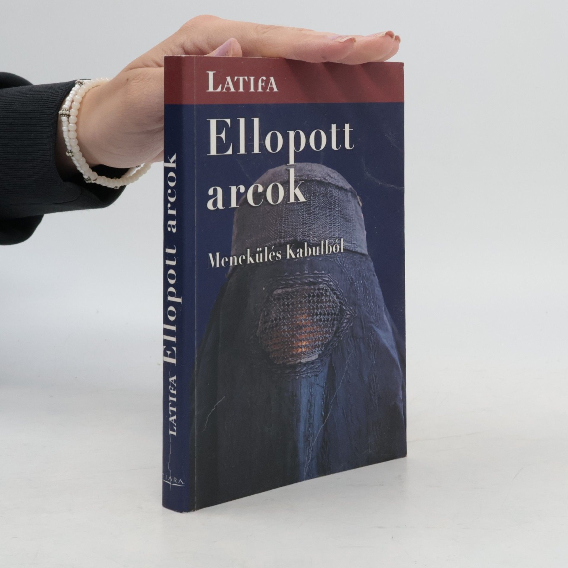 Latifa Ellopott arcok