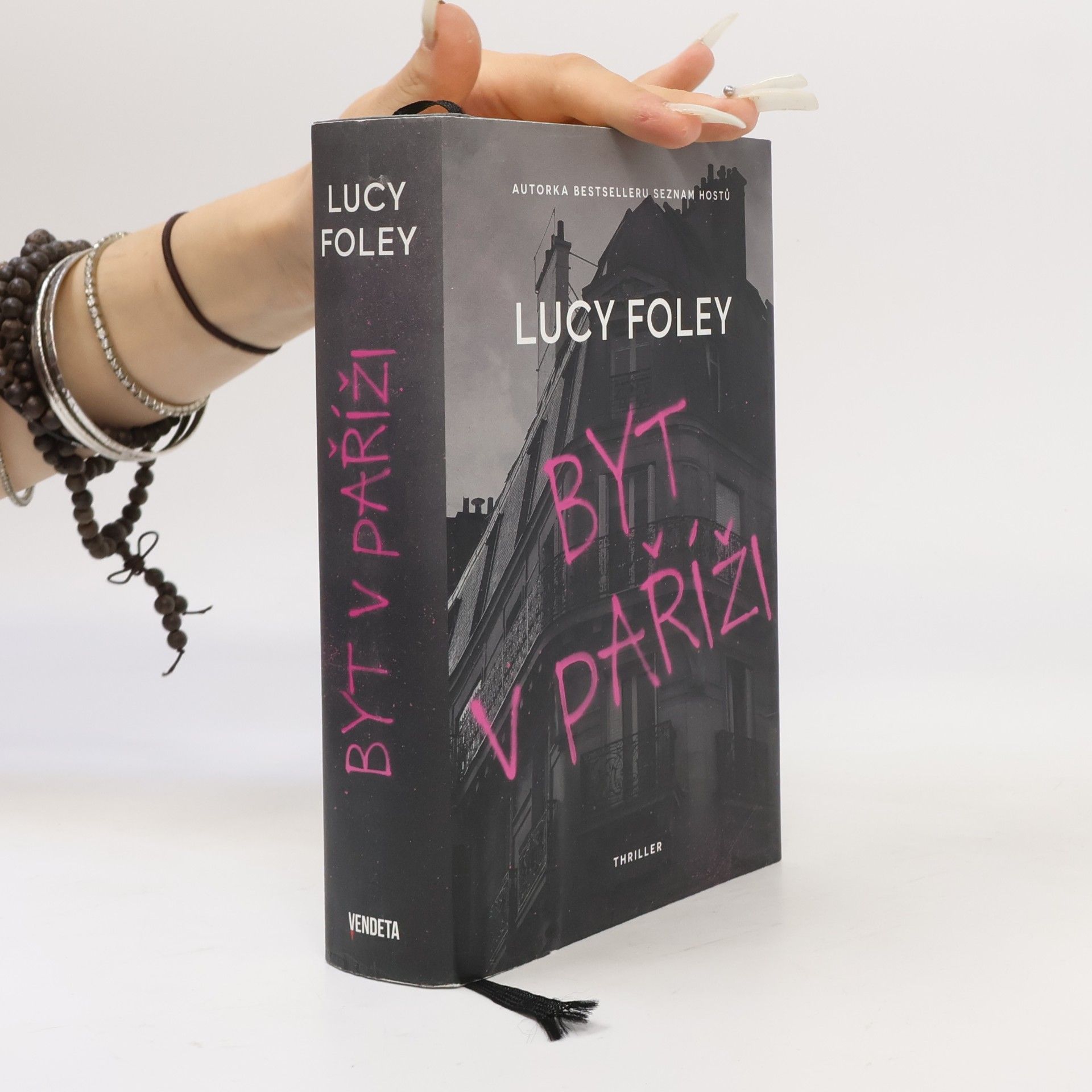 Lucy Foley Byt v Paříži