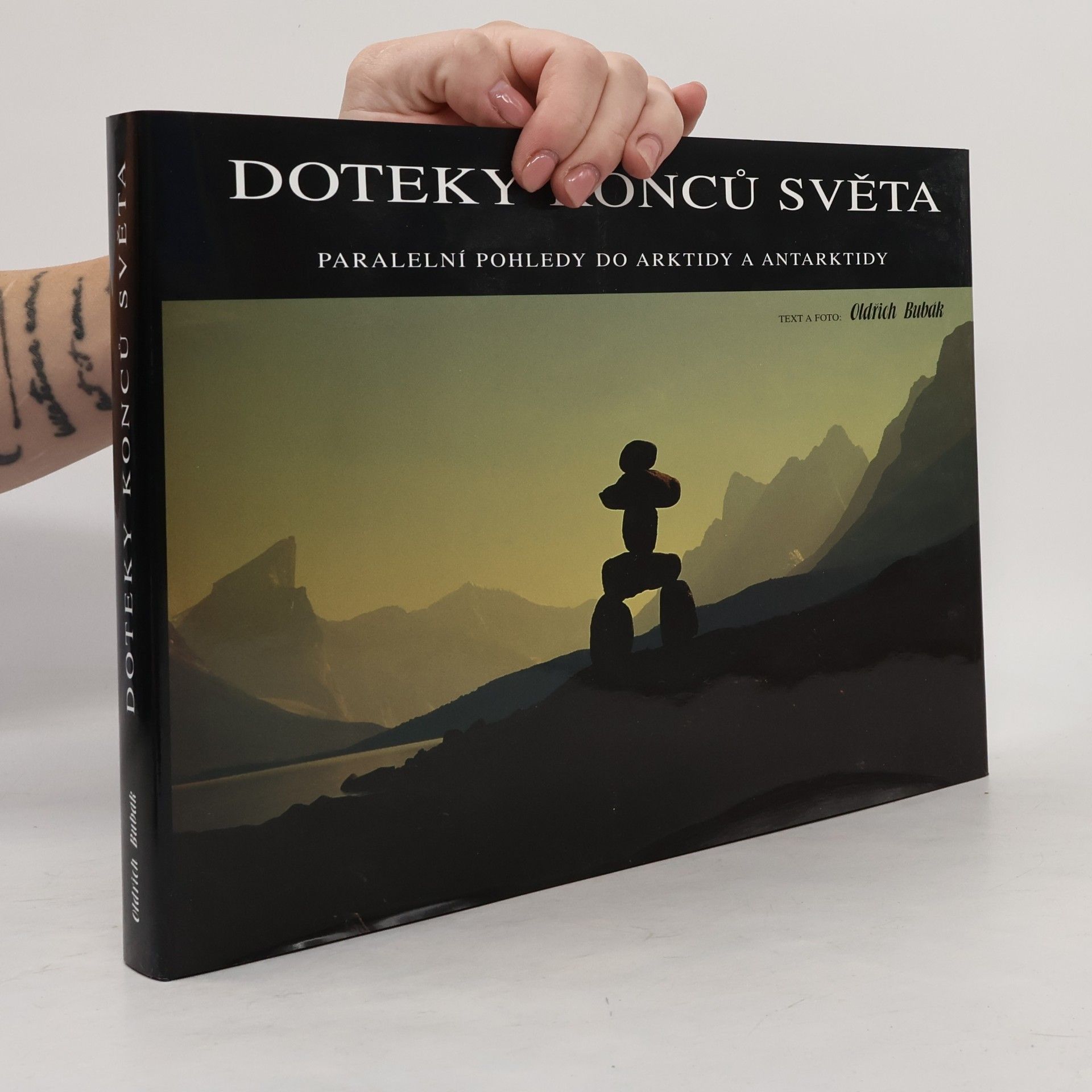 Oldřich Bubák Doteky konců světa: Paralelní pohledy do Arktidy a Antarktidy