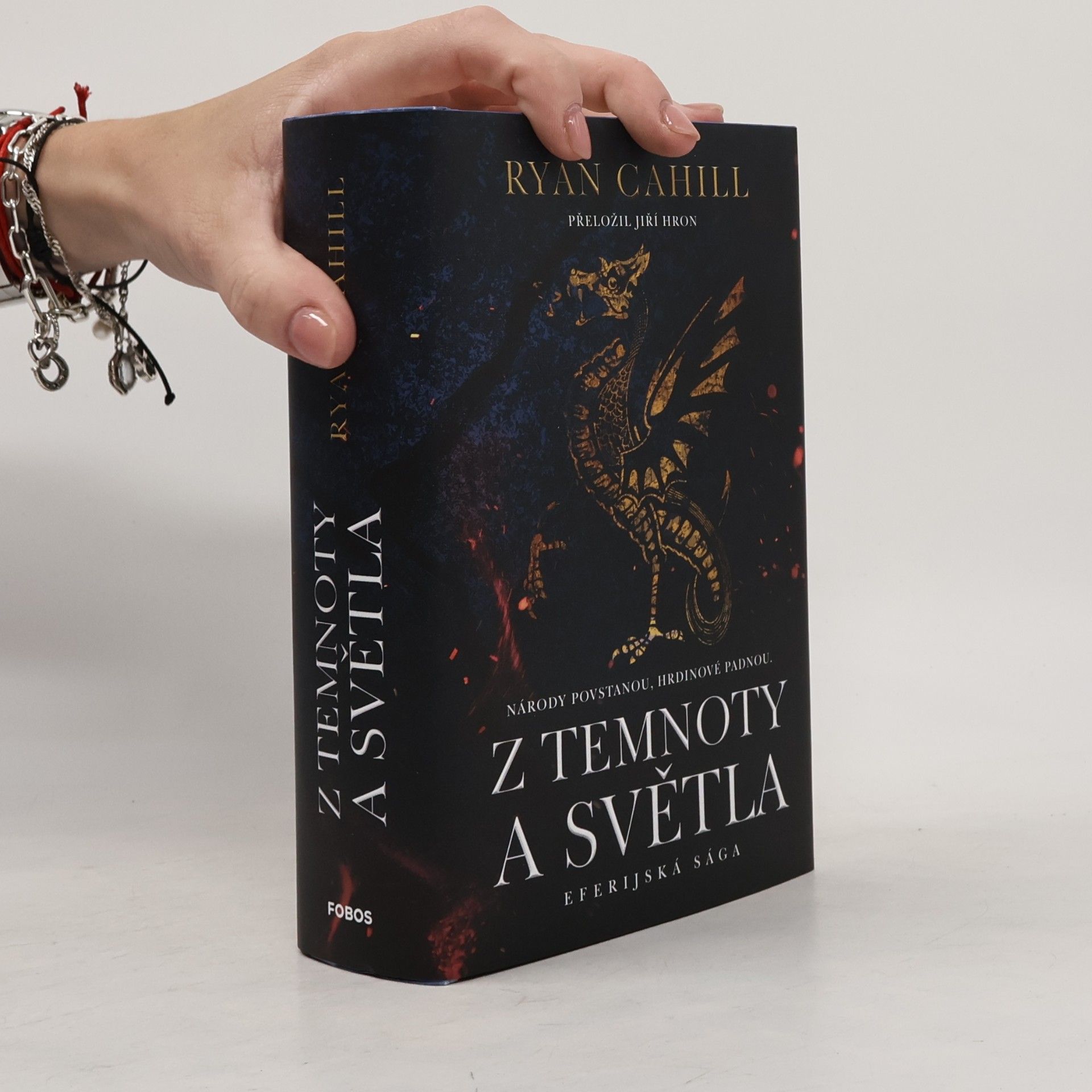 Eferijská sága. Svazek druhý, Z temnoty a světla