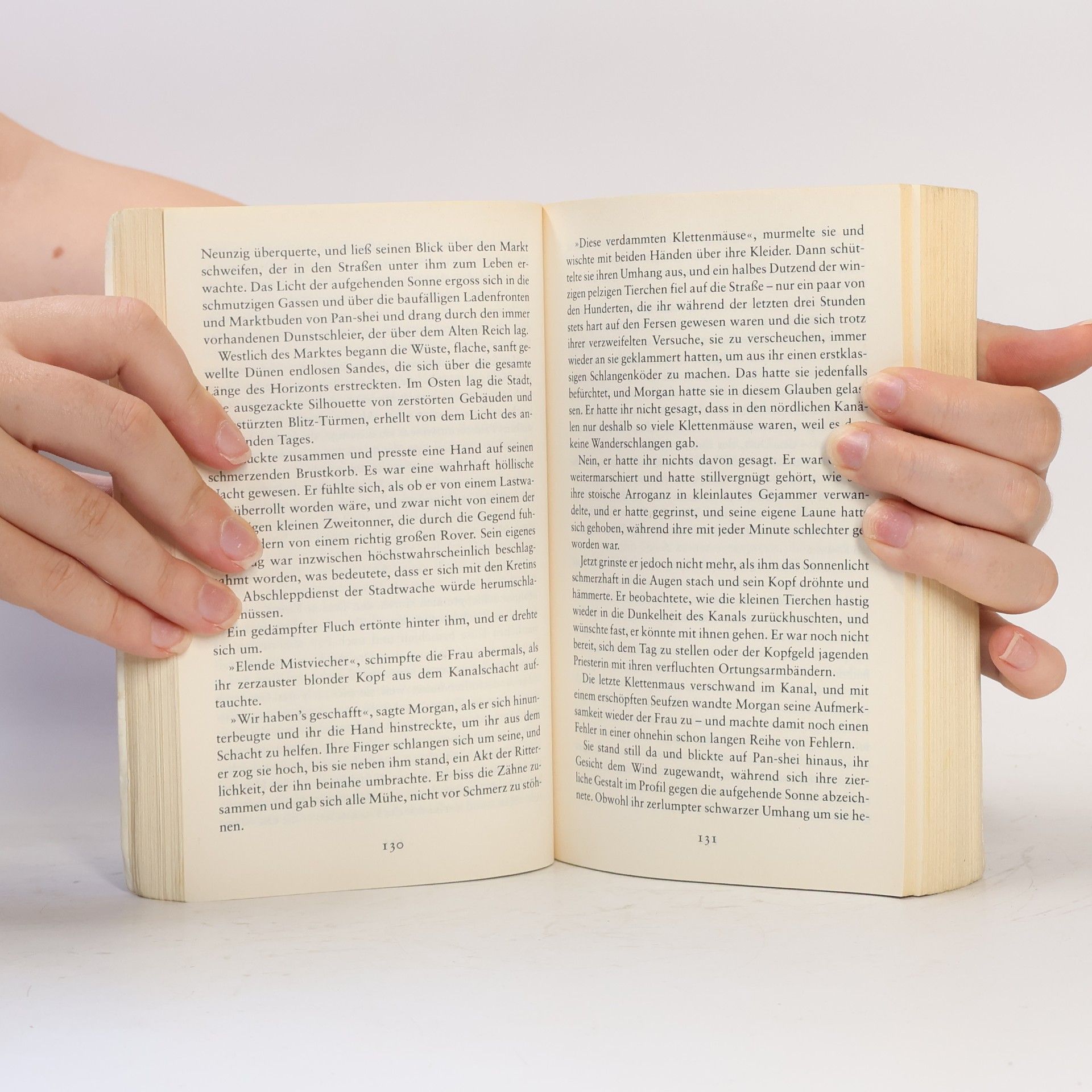 Glenna McReynolds Schild und Feder