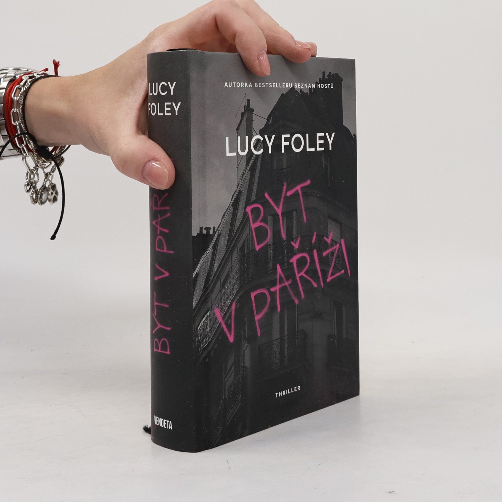 Lucy Foley Byt v Paříži