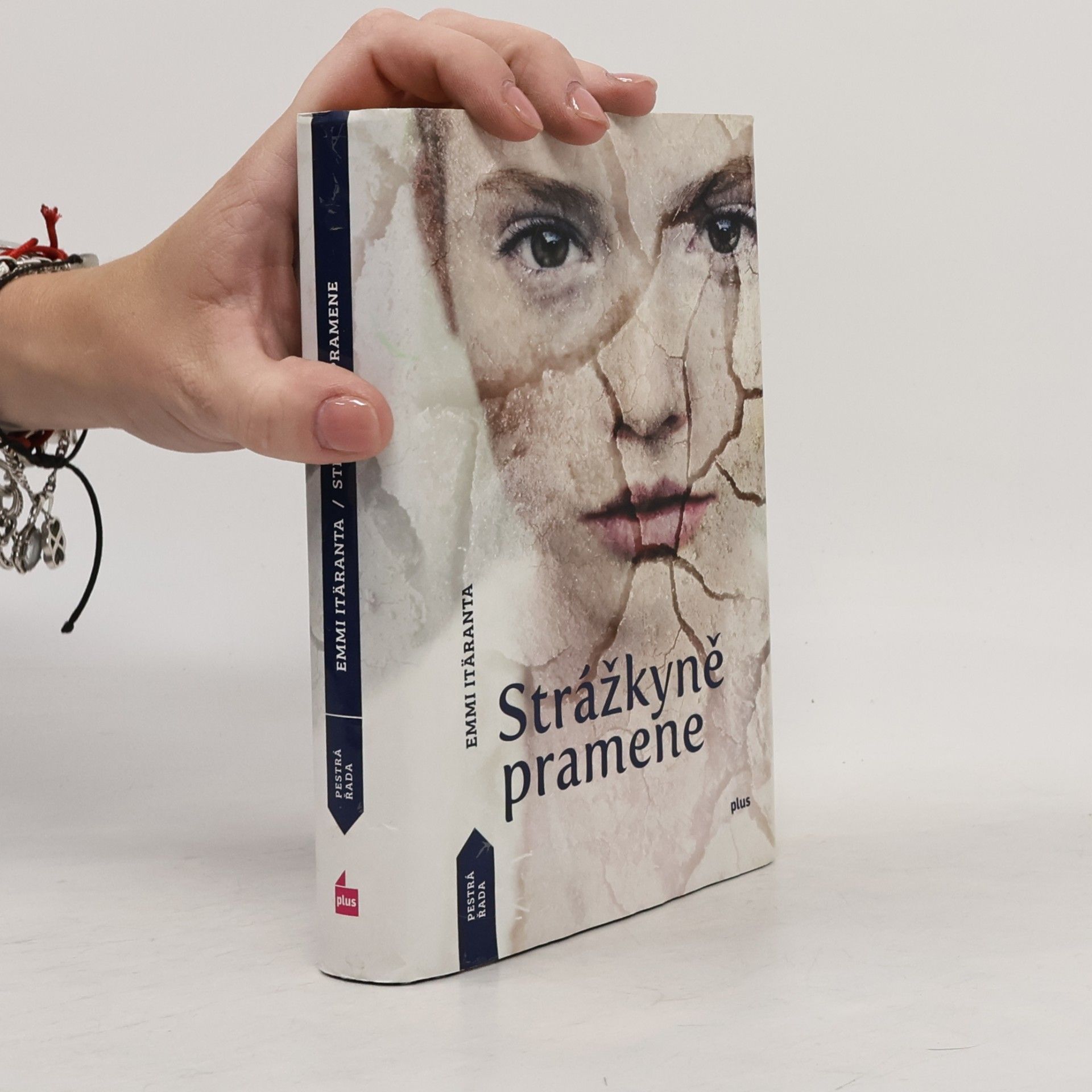 Emmi Itäranta Strážkyně pramene
