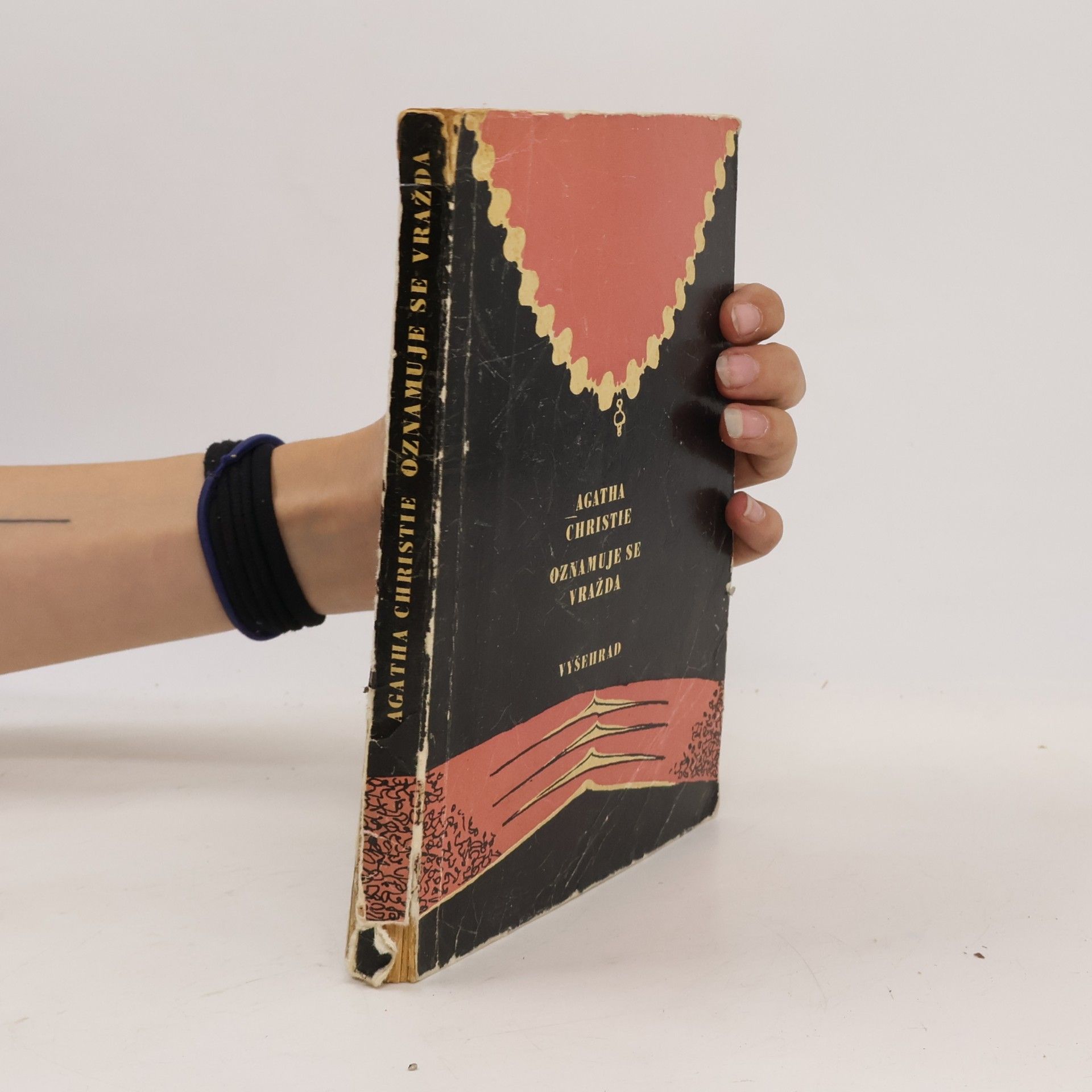 Agatha Christie Oznamuje se vražda