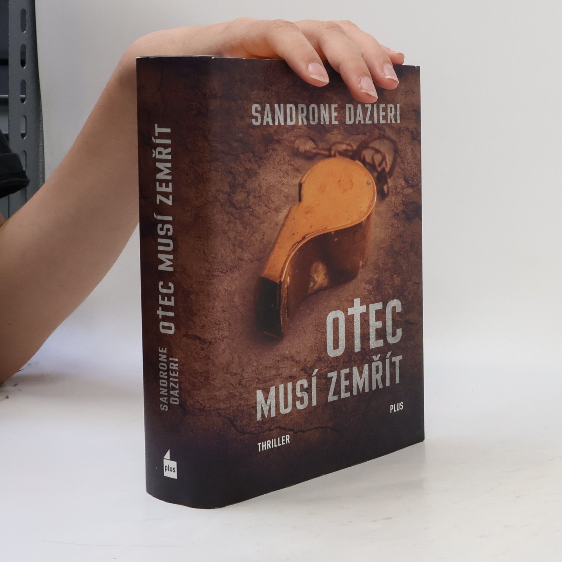 Sandrone Dazieri Otec musí zemřít