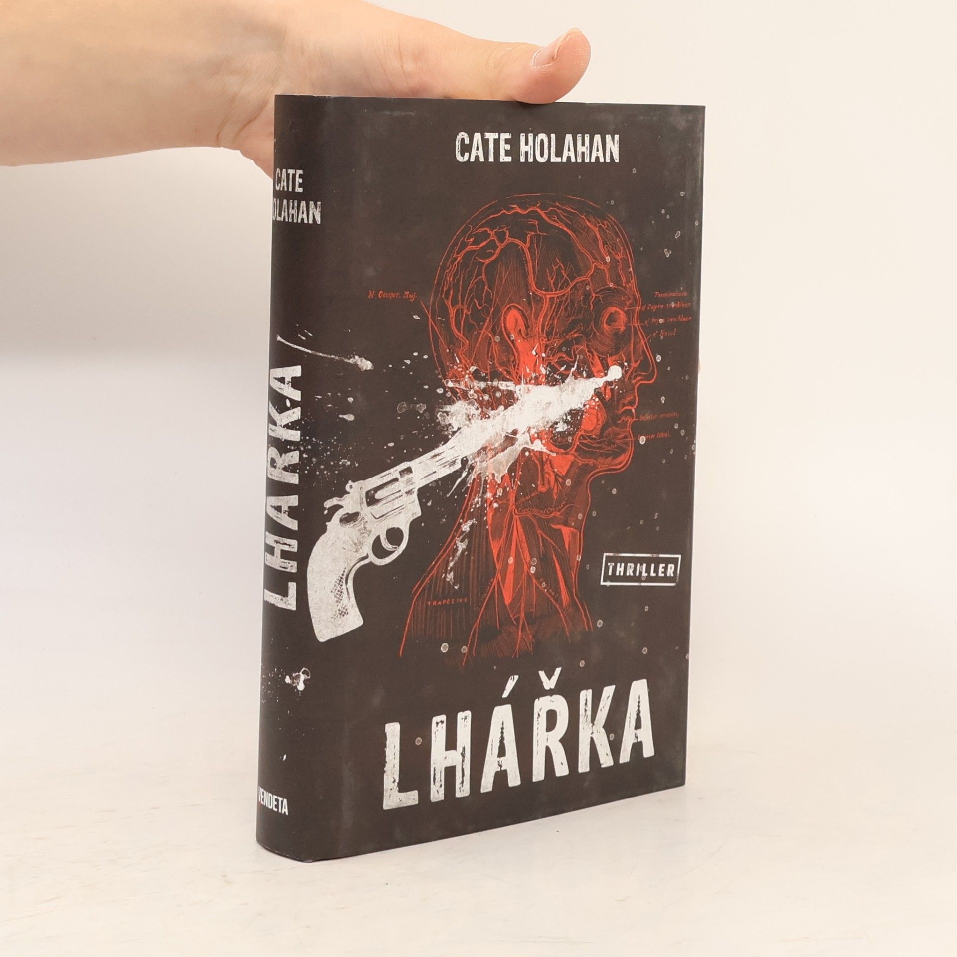 Cate Holahan Lhářka
